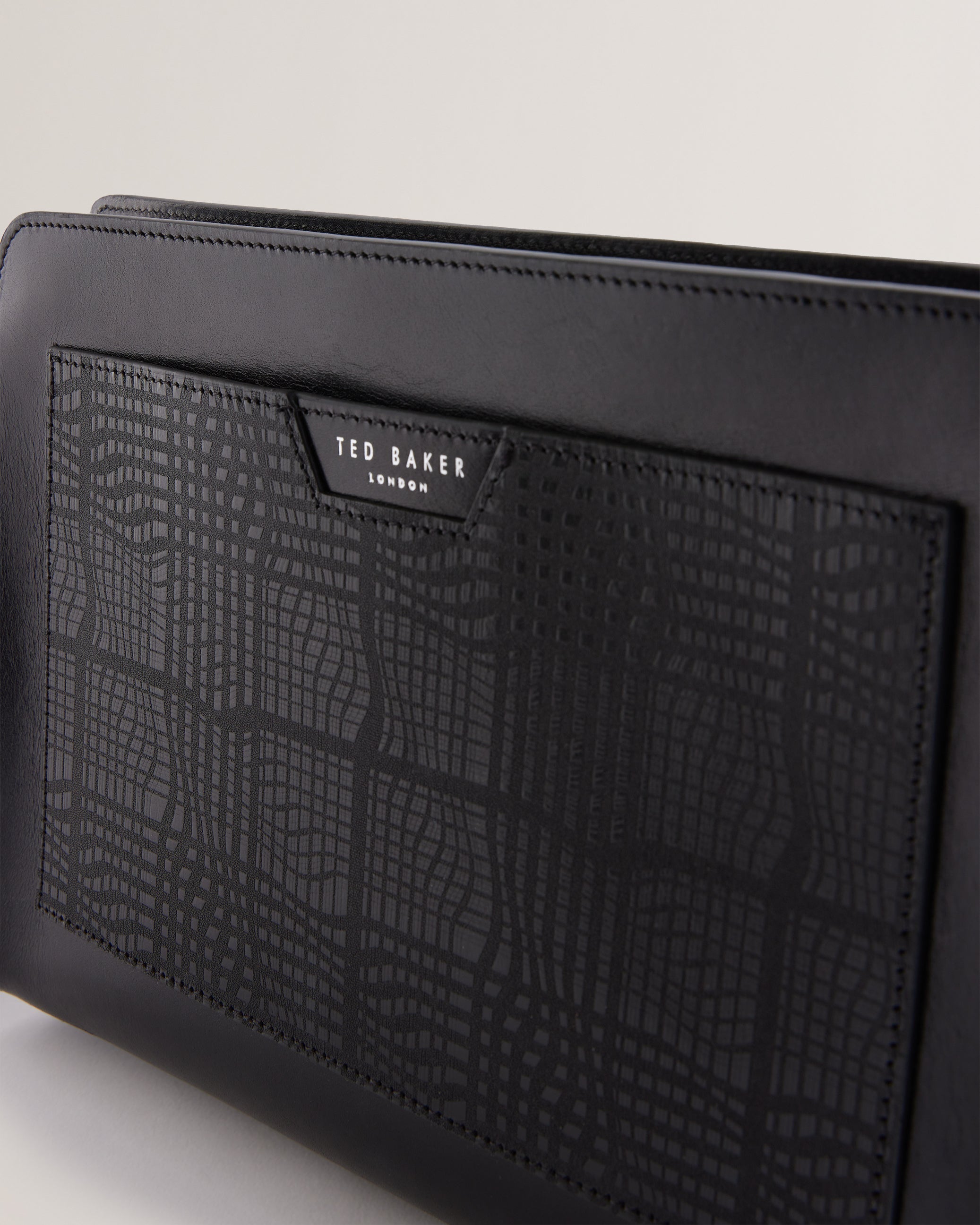 Eterio Etched Leather Washbag Black