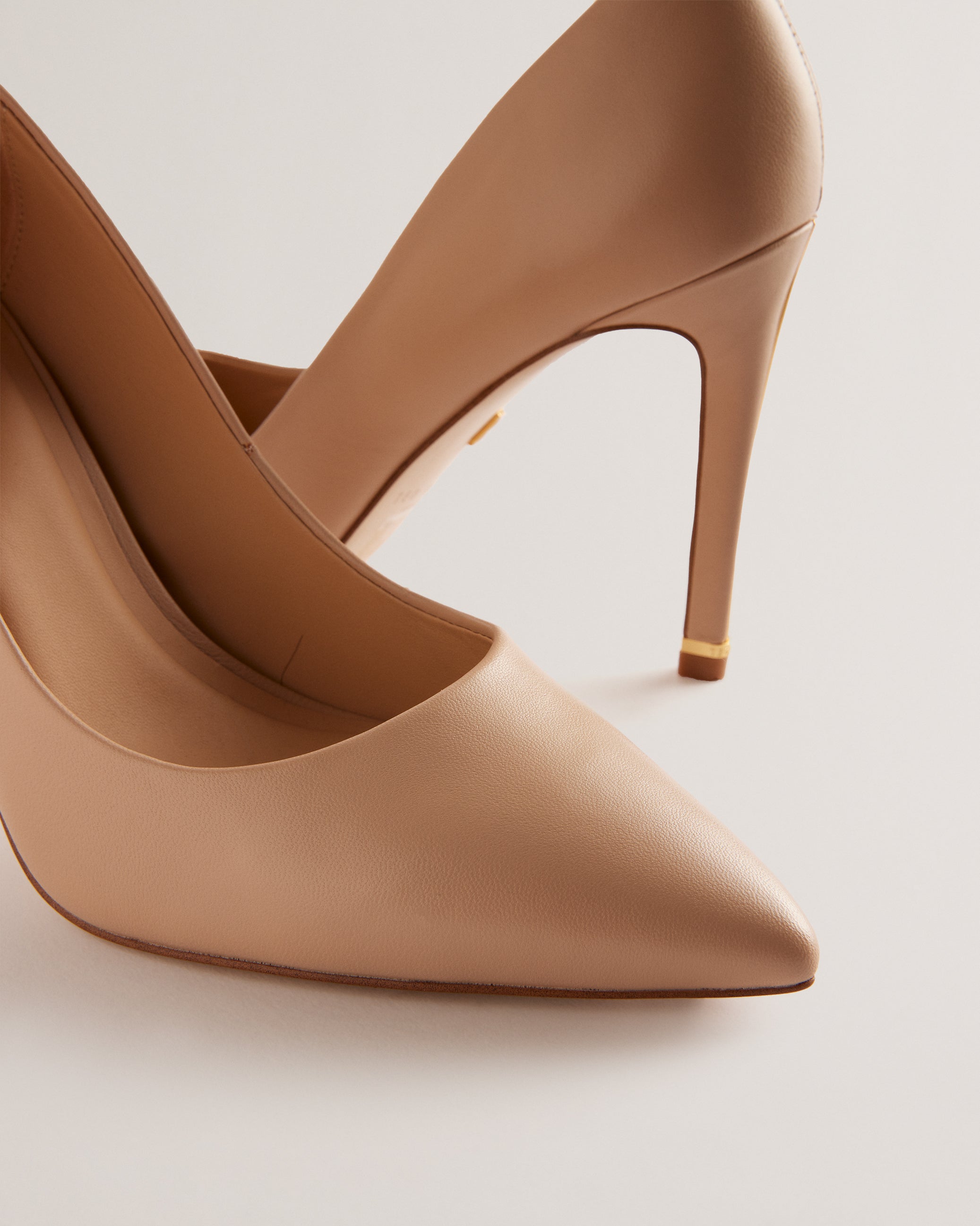 Caaraa High-Heeled Pump With River Of Gold Heel Beige