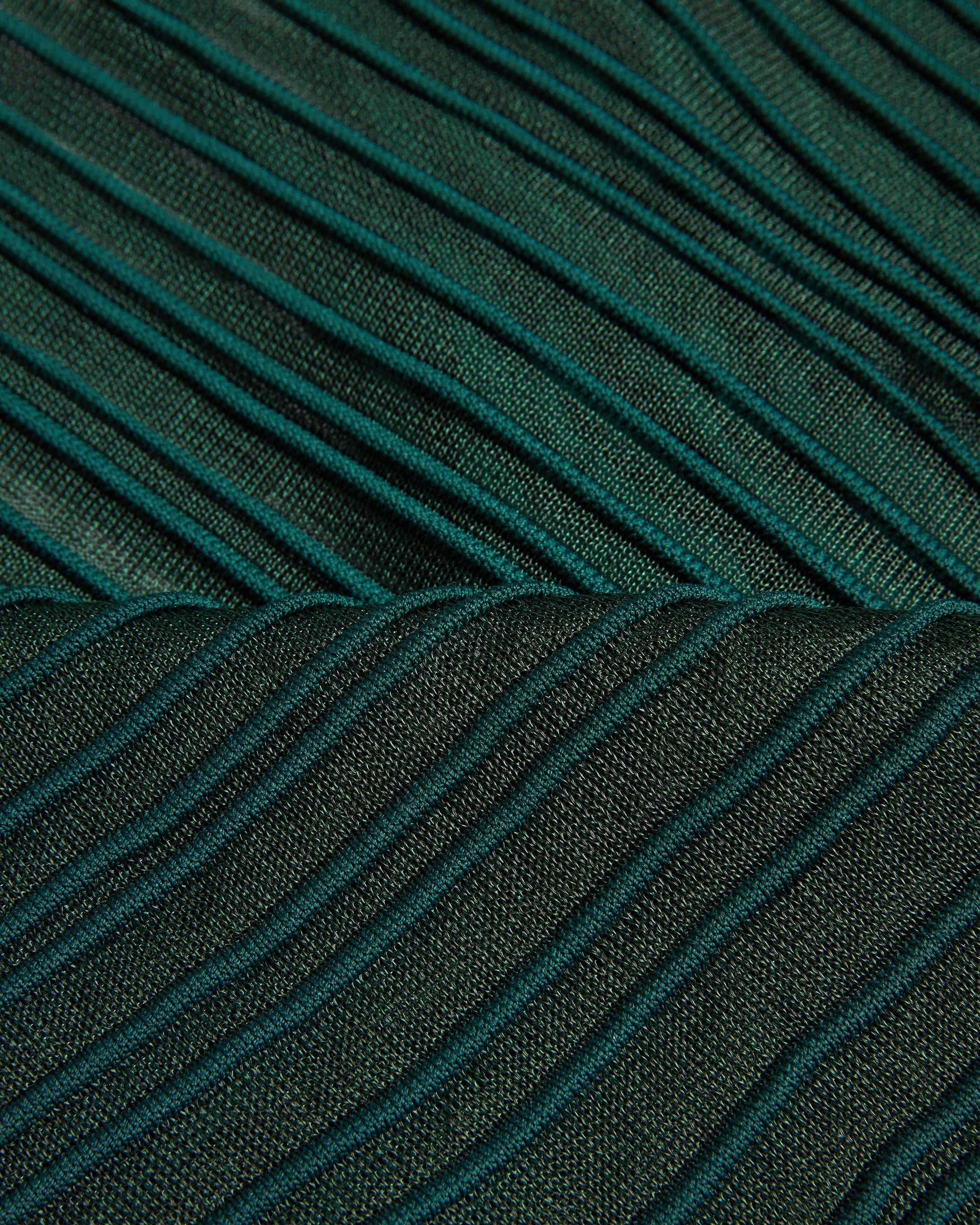 نيللي كنزة بقماش محبوك شفاف لون أخضر داكن