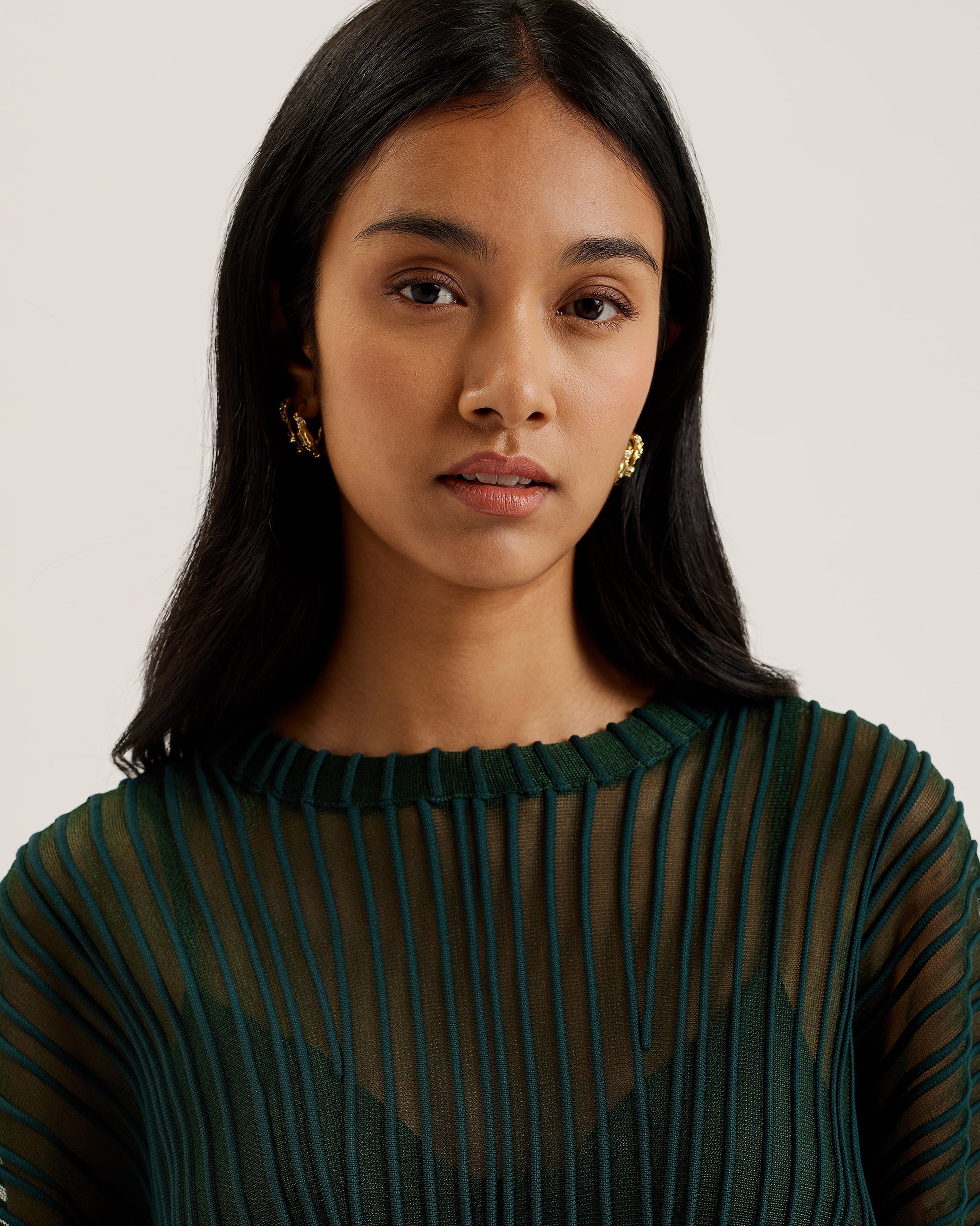 نيللي كنزة بقماش محبوك شفاف لون أخضر داكن