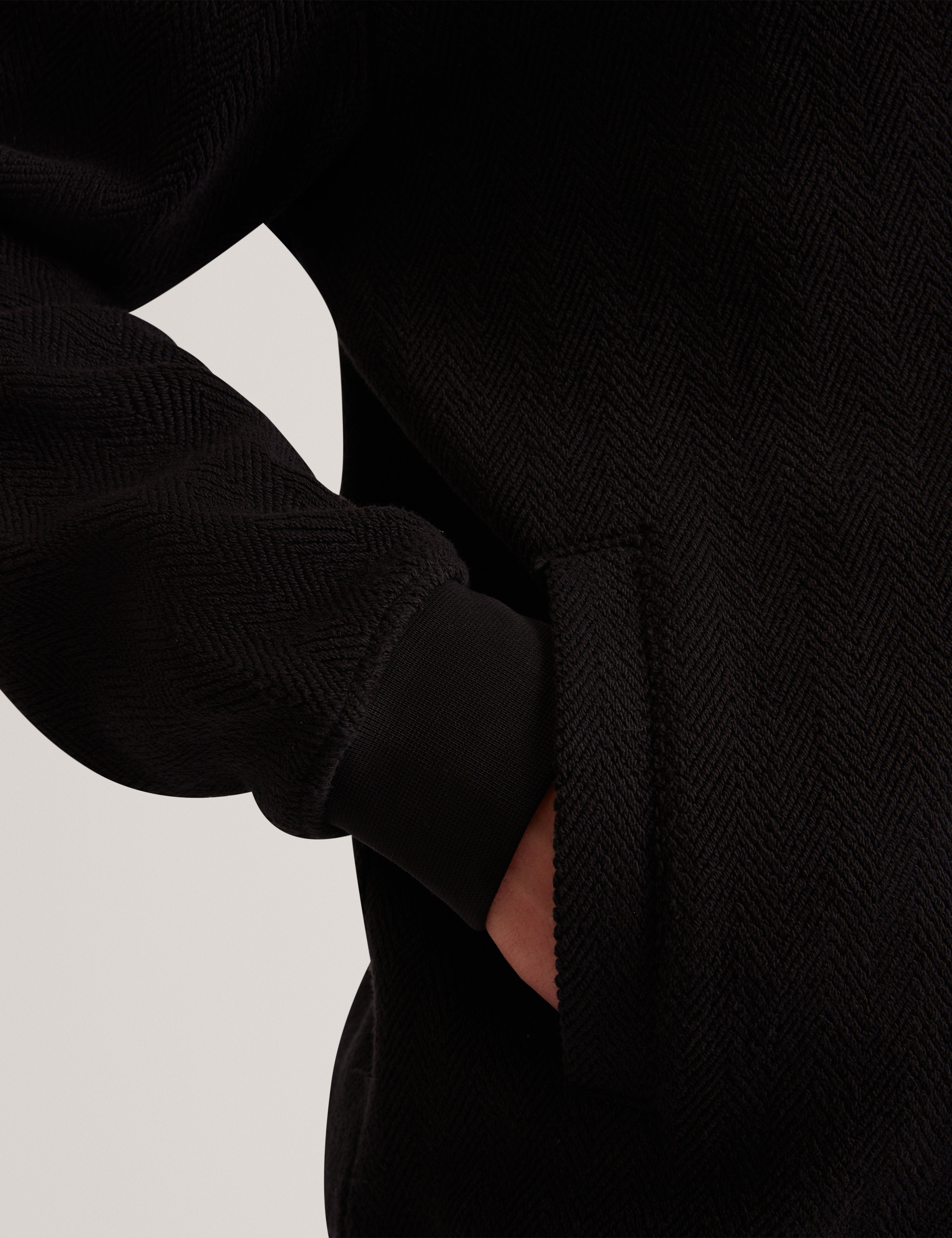 جاكيت بومبر من برانيس ​​بنقشة متعرجة باللون الأسود