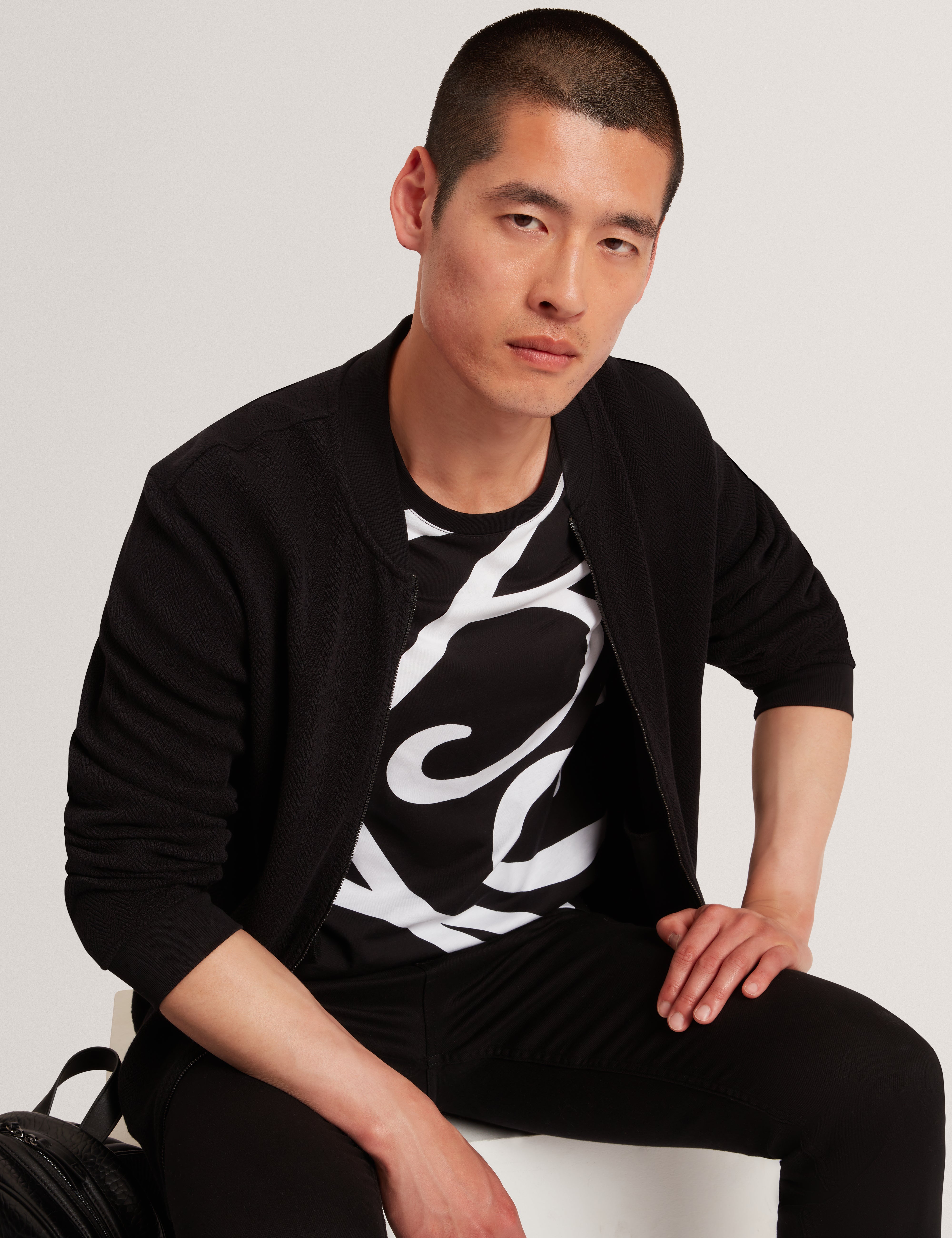 جاكيت بومبر من برانيس ​​بنقشة متعرجة باللون الأسود