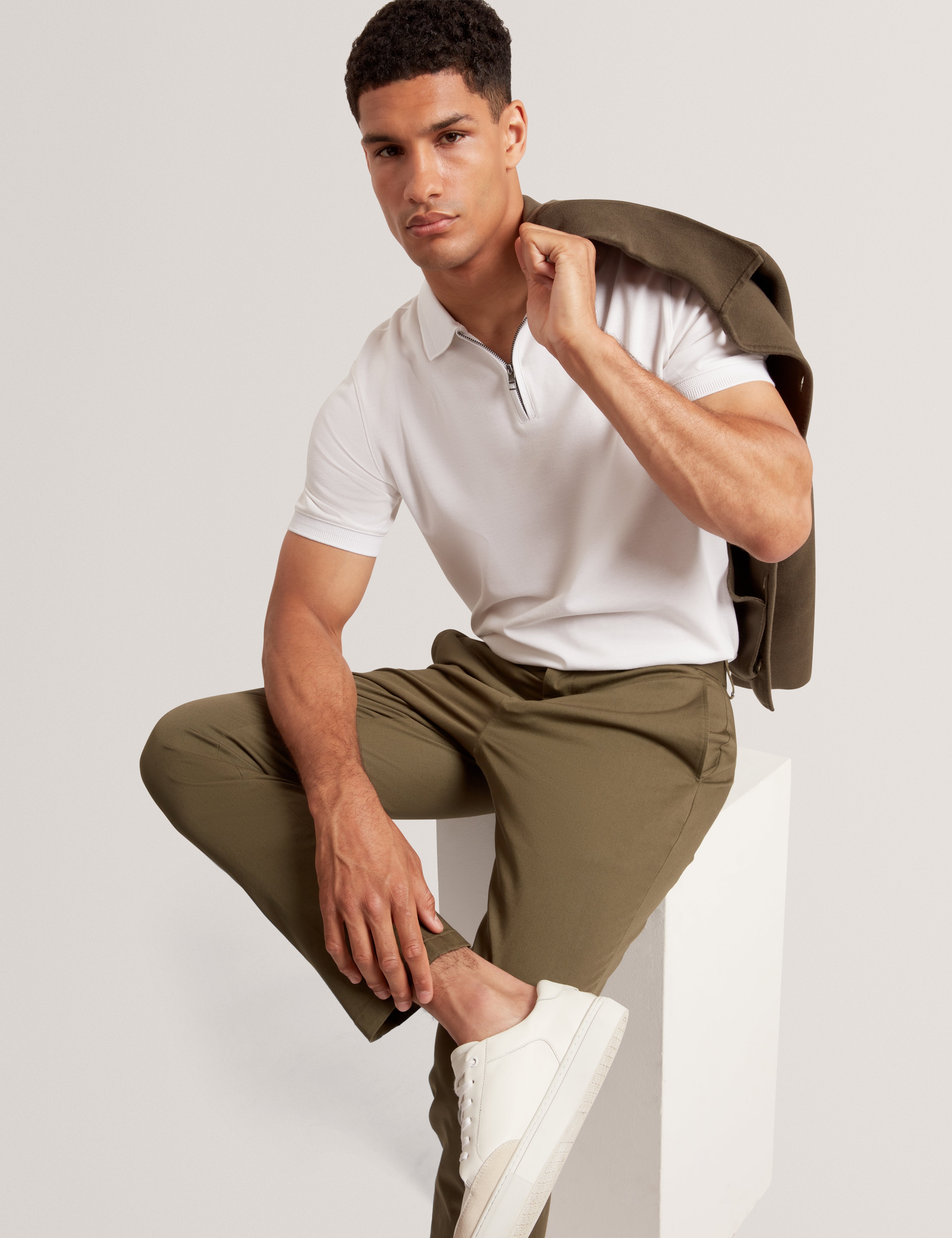 سيريل قميص بولو باللون الأبيض