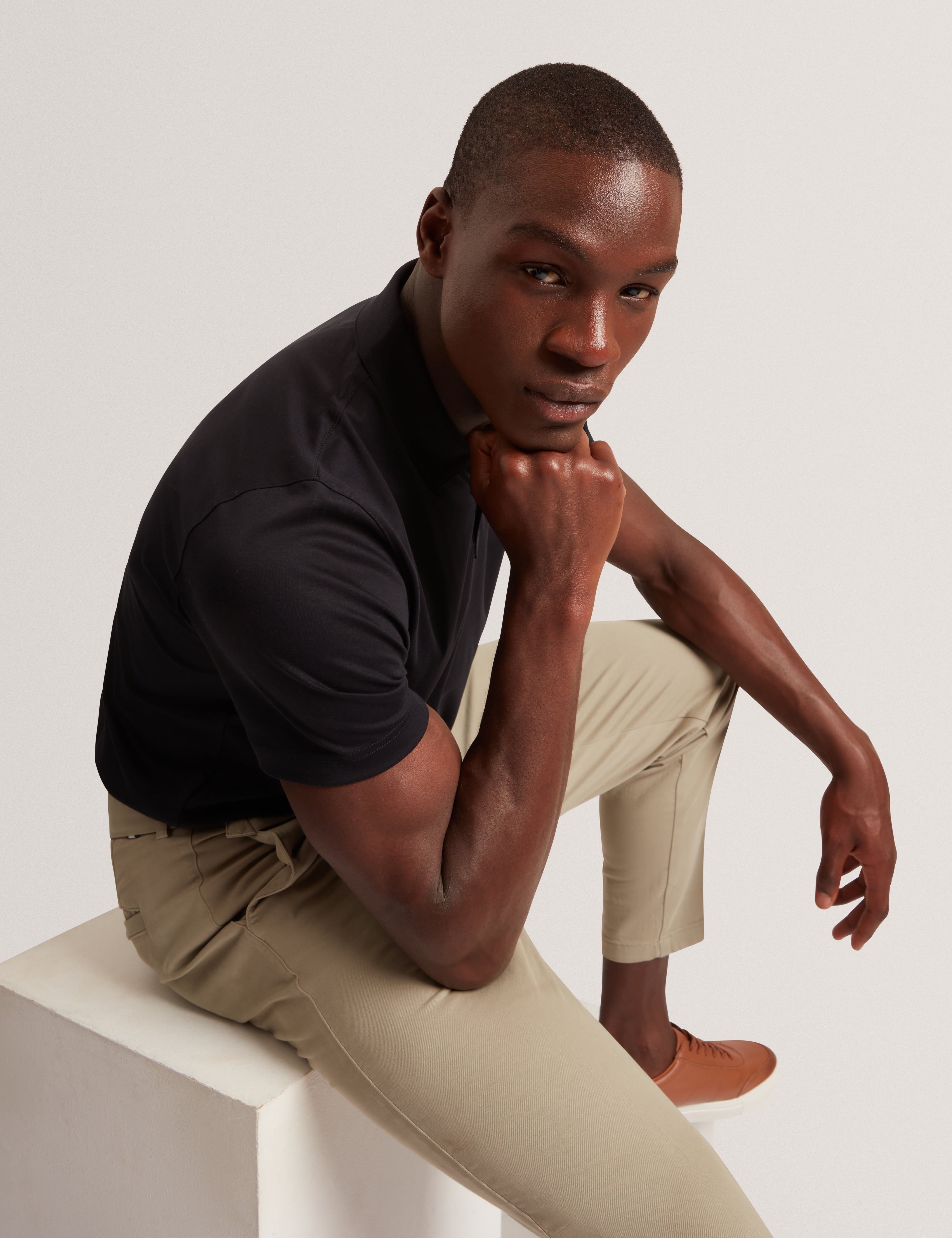 كونال قميص بولو أسود بقماش ناعم