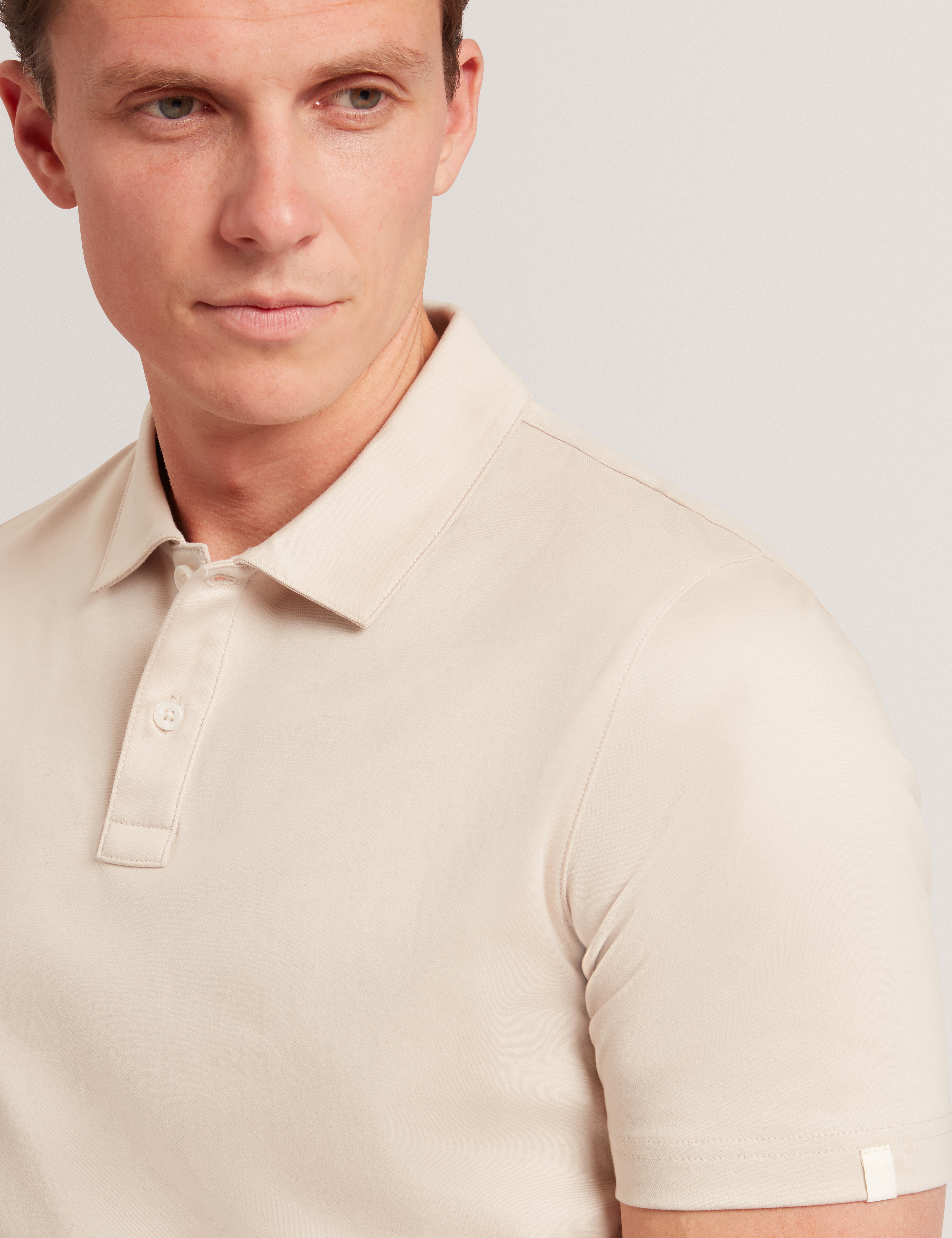 كونال قميص بولو بقماش ناعم لون رمادي فاتح