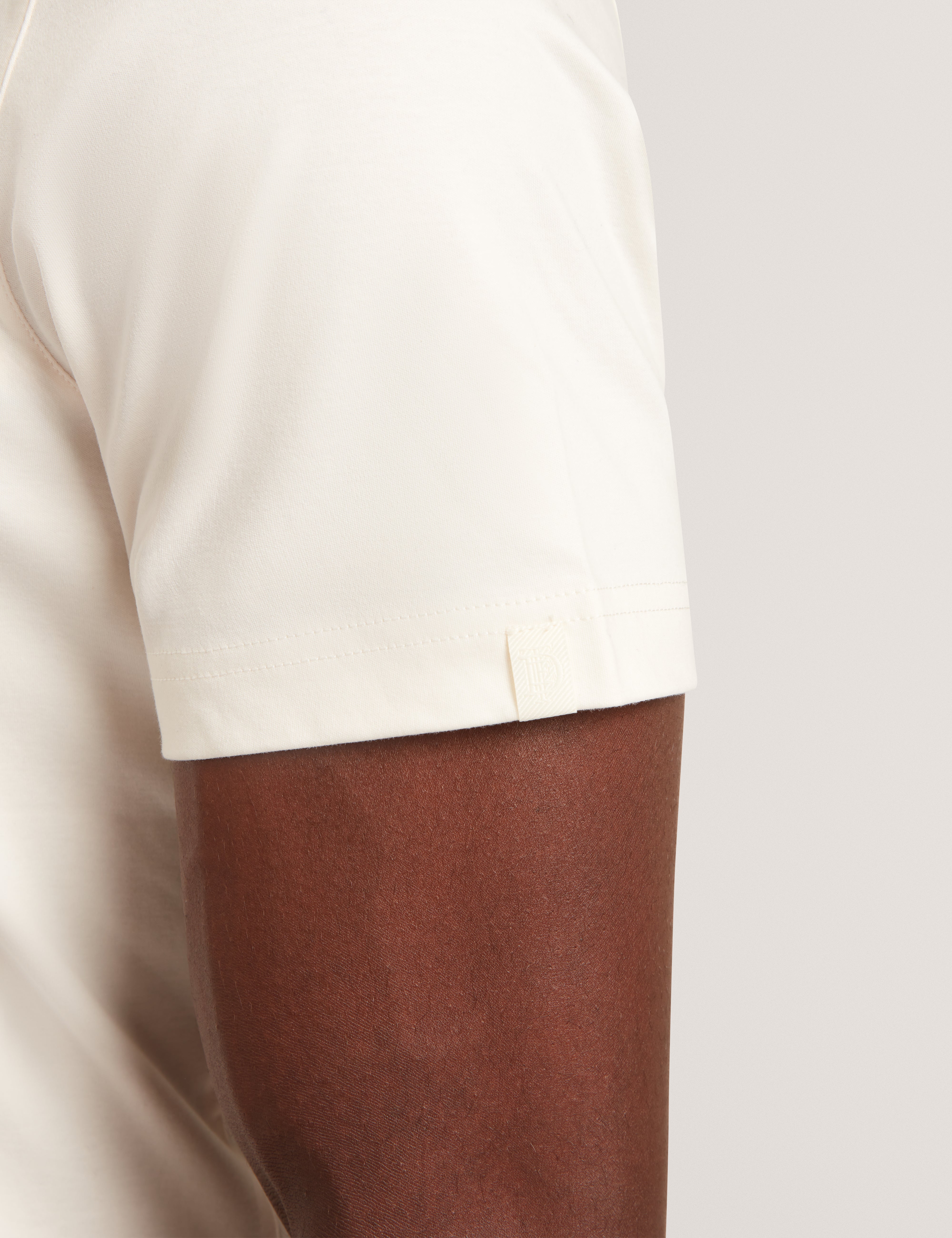 تي شيرت كونراد أبيض بأكمام قصيرة وملمس ناعم