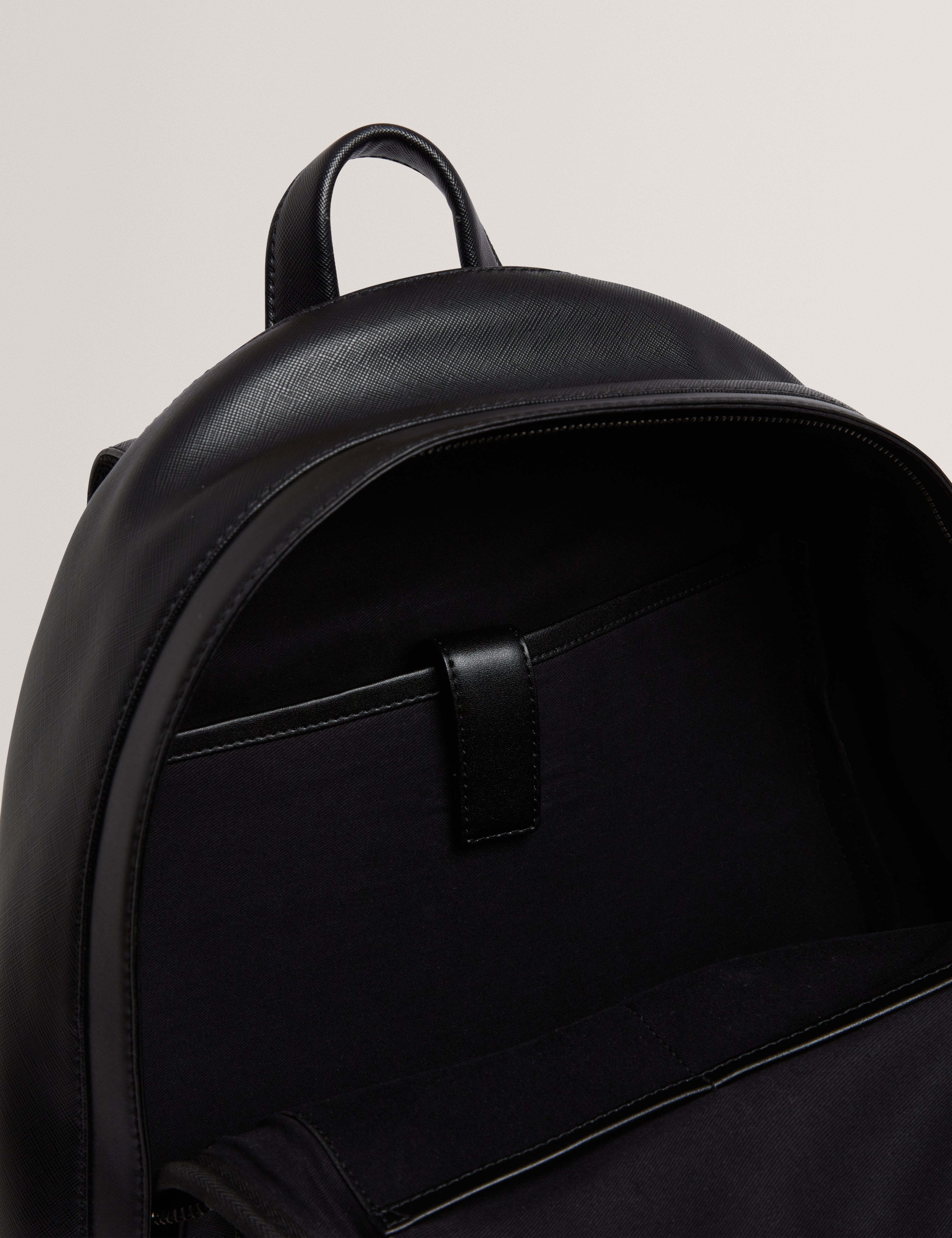 سامسونز حقيبة ظهر باللون الأسود