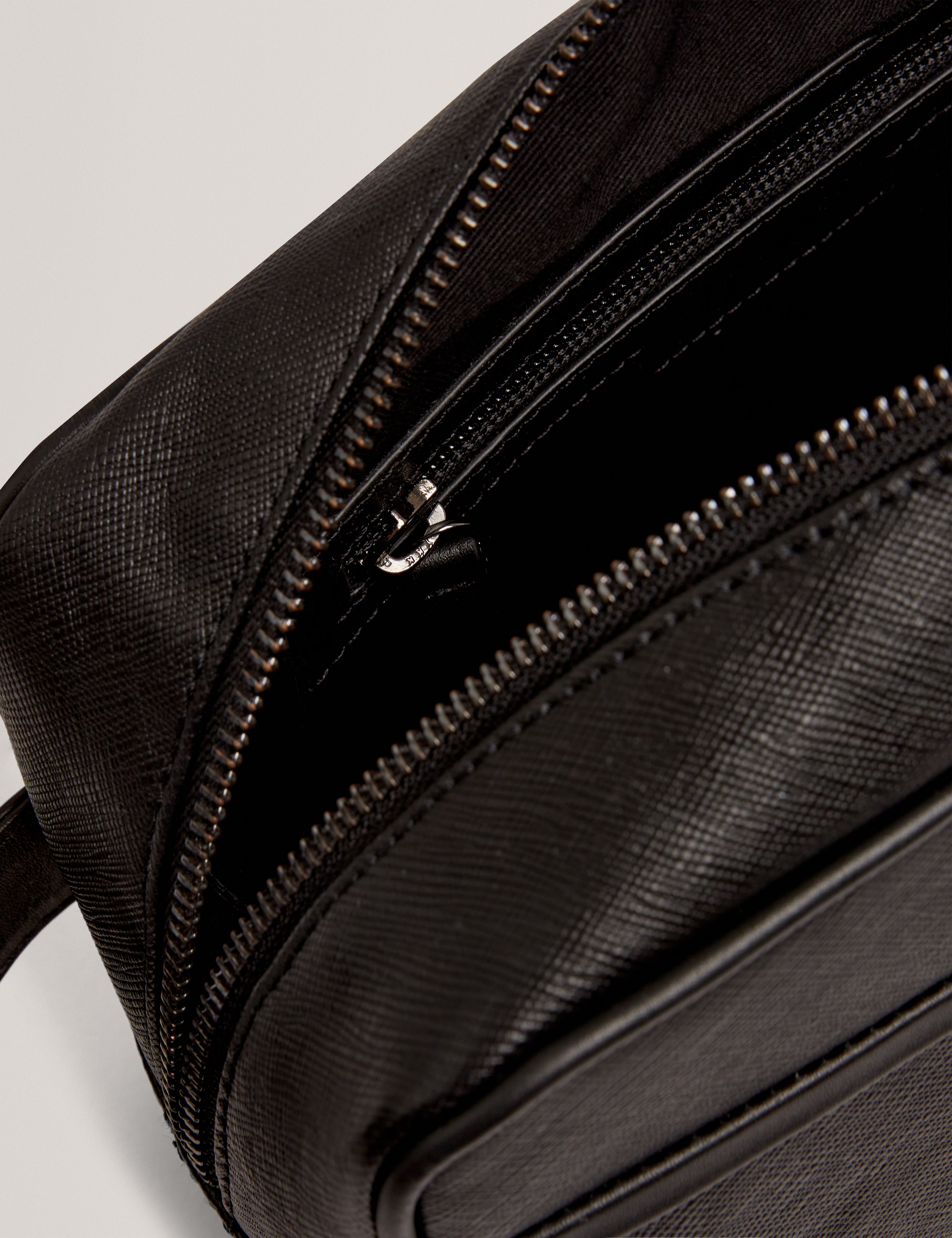 سامبرج حقيبة مستلزمات شخصية باللون الأسود