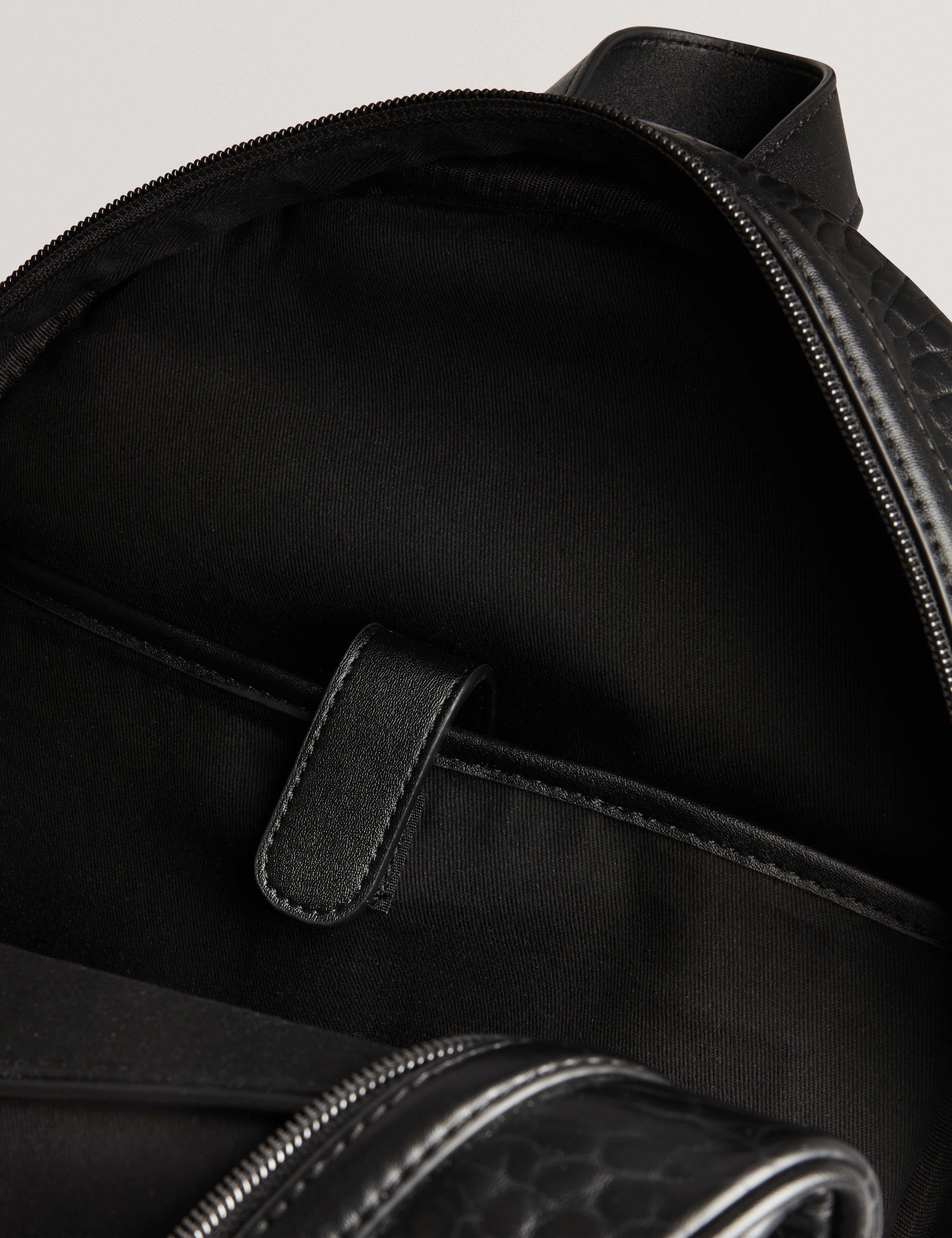 بيرين حقيبة ظهر باللون الأسود