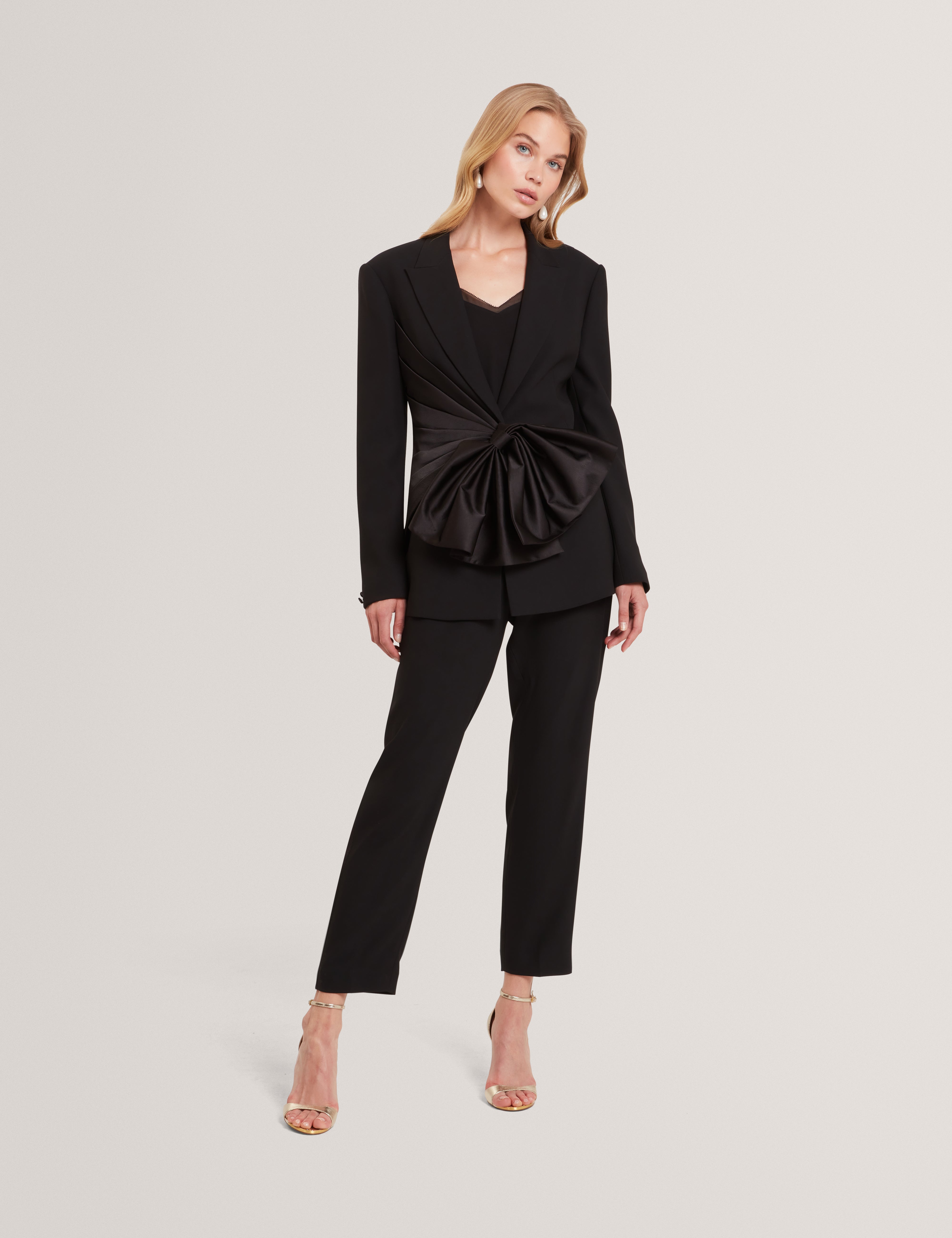 زيني بليزر سوداء مع عقدة ساتان