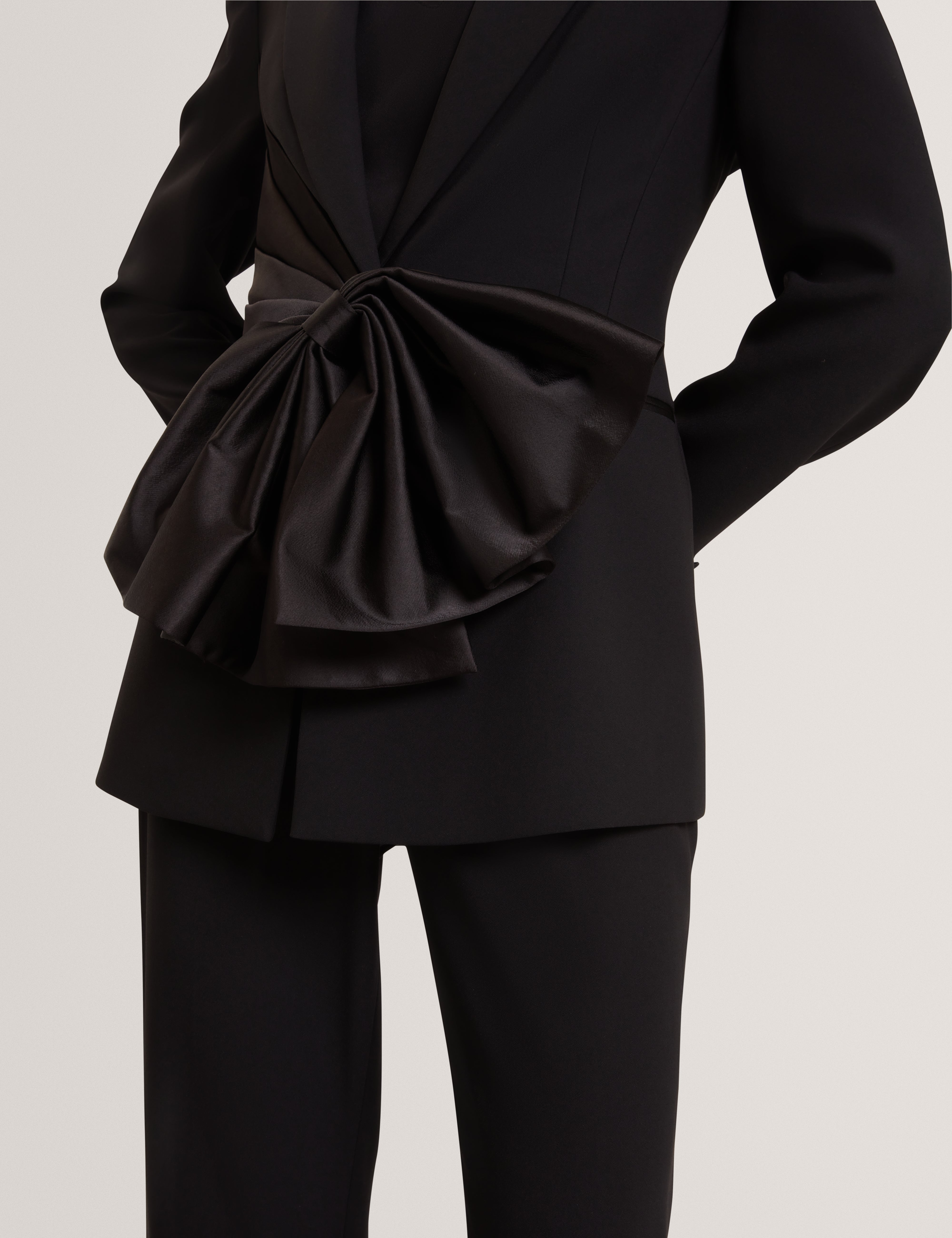 زيني بليزر سوداء مع عقدة ساتان