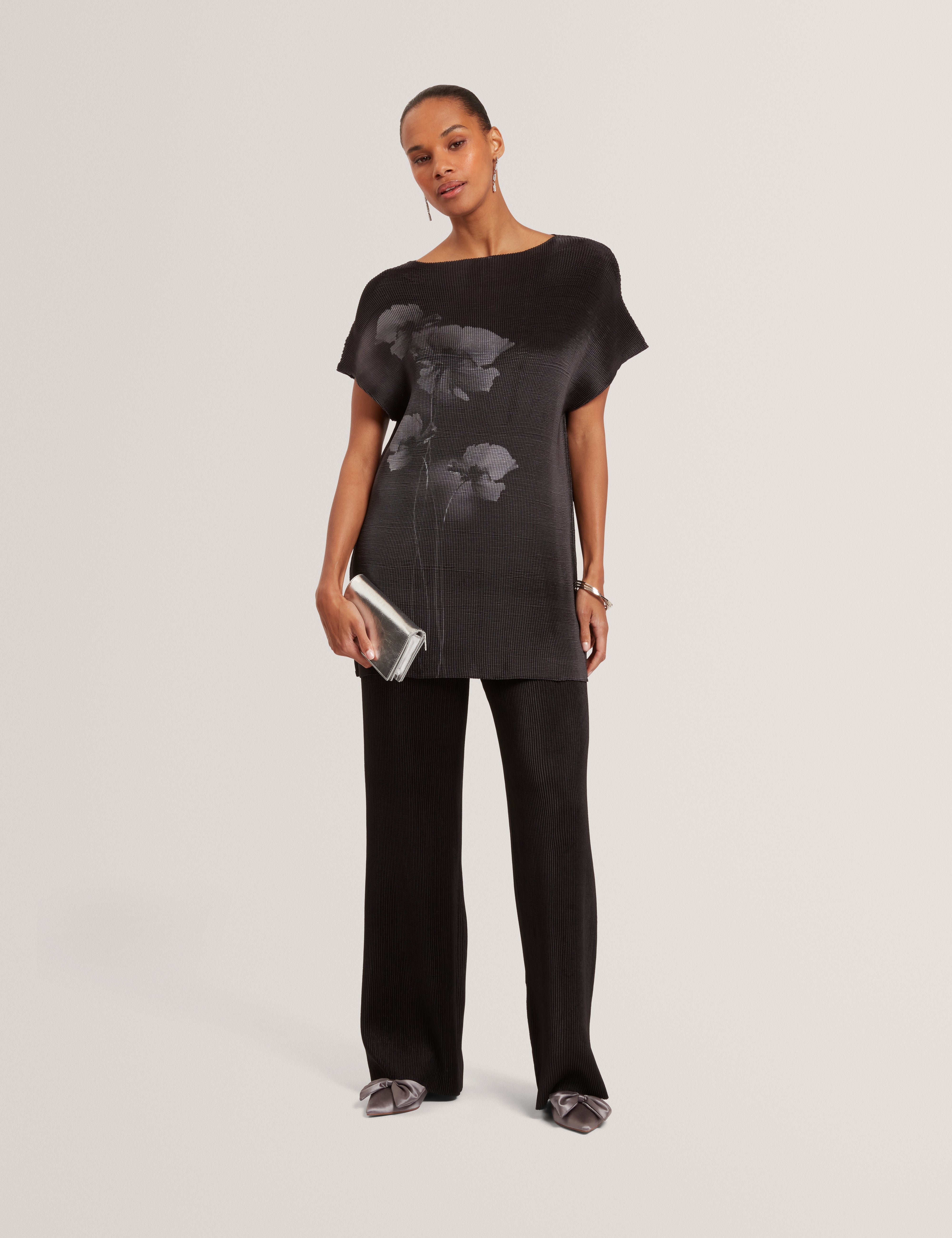 إيلوتي بلوزة سوداء بأكمام قصيرة