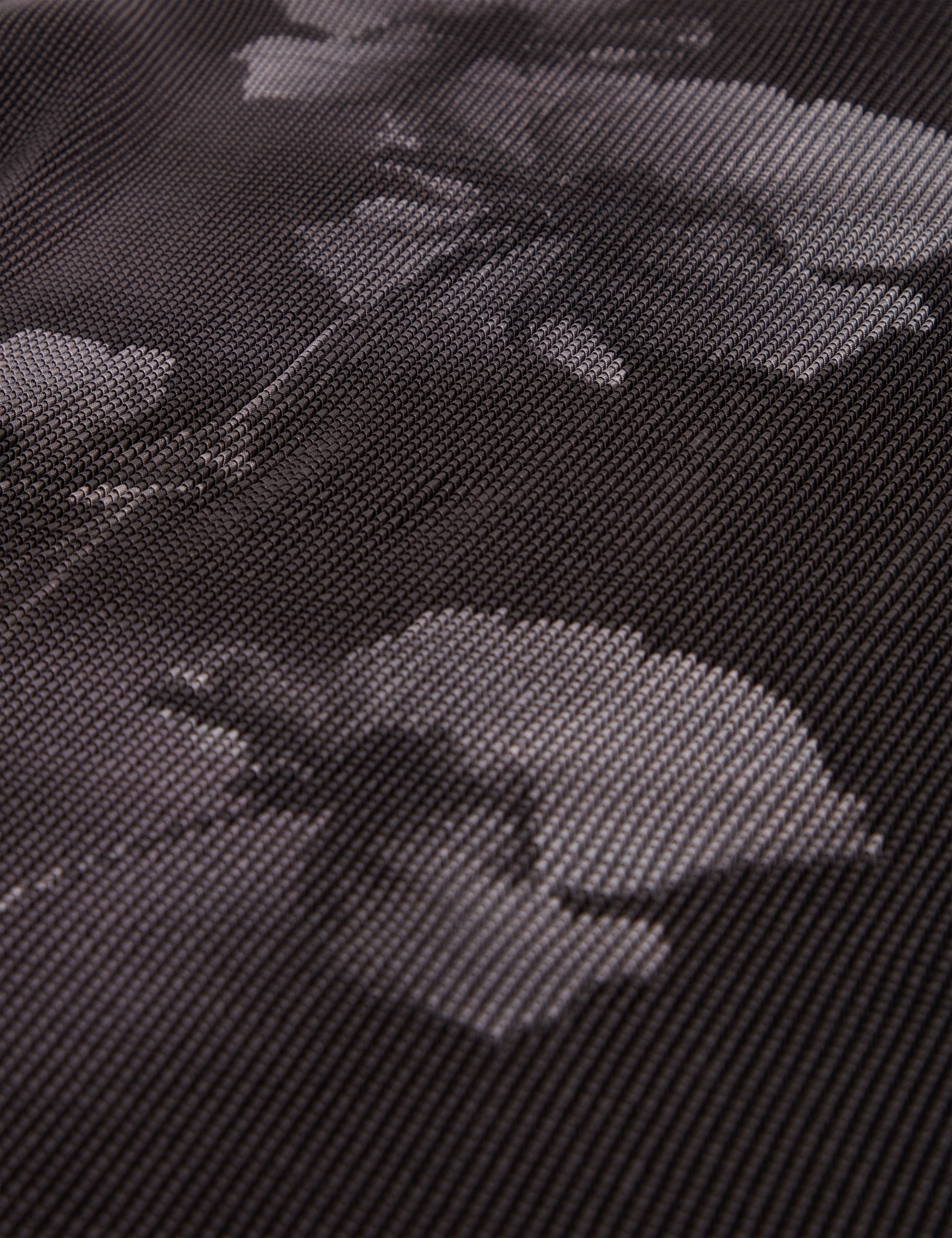 إيلوتي بلوزة سوداء بأكمام قصيرة