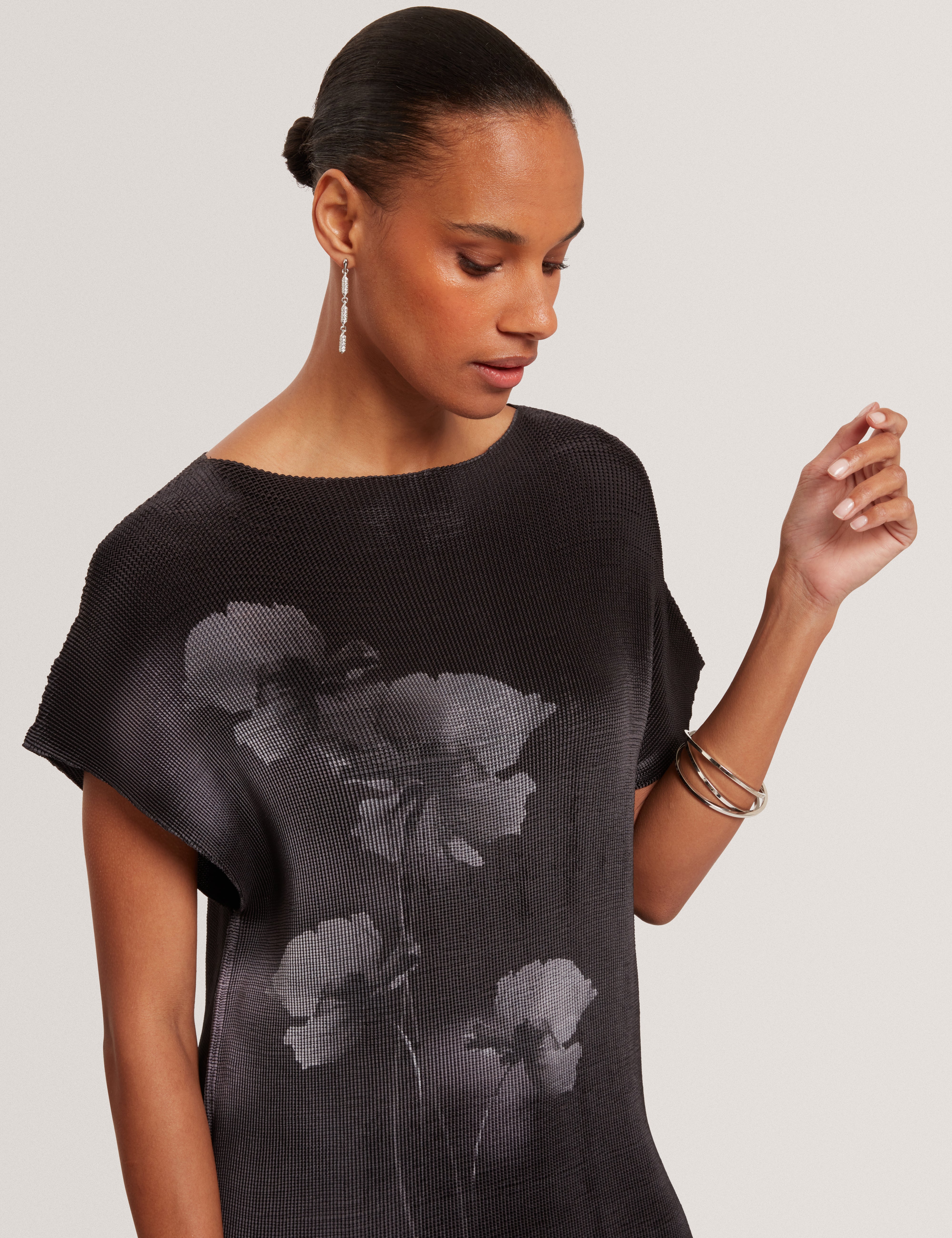 إيلوتي بلوزة سوداء بأكمام قصيرة