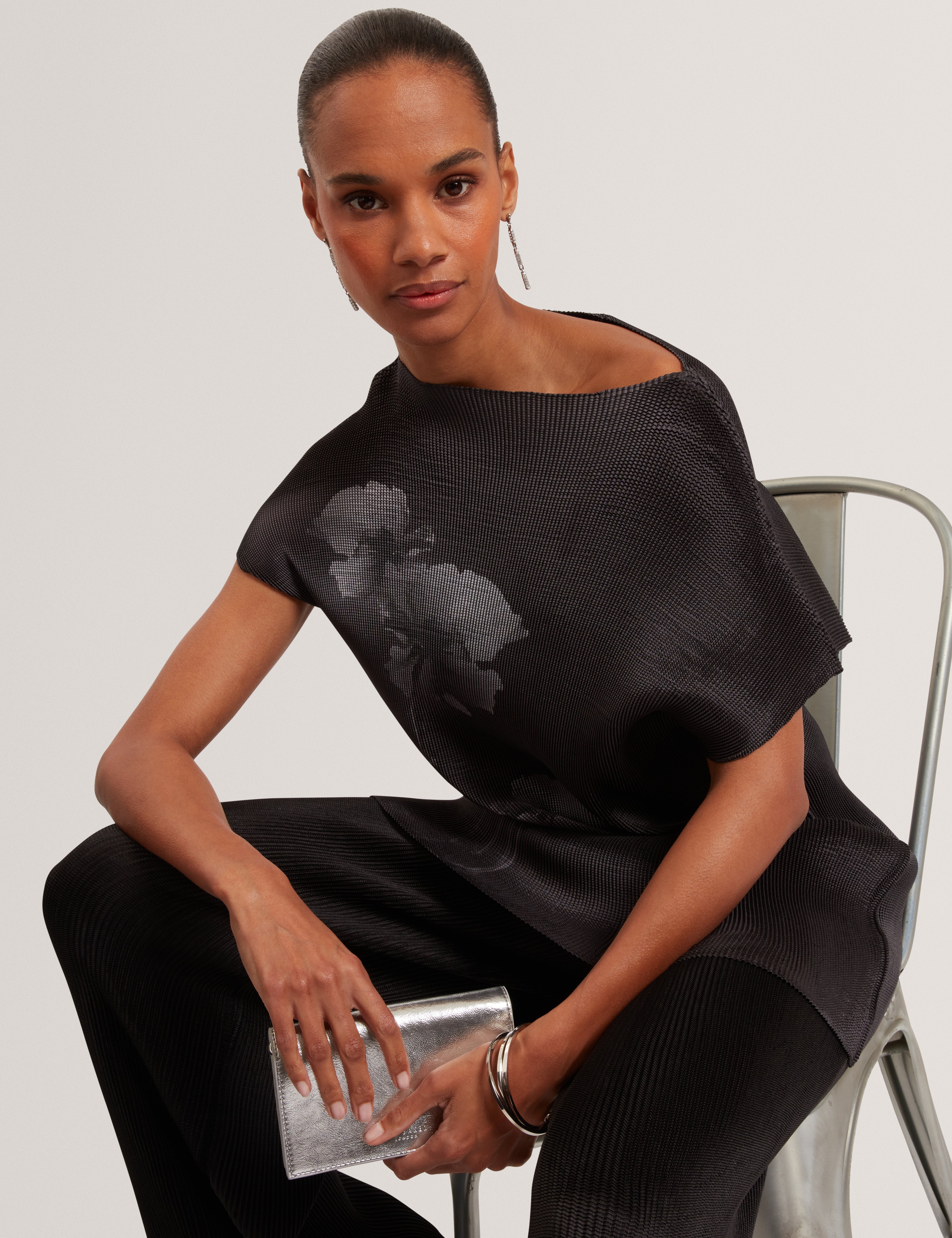 إيلوتي بلوزة سوداء بأكمام قصيرة