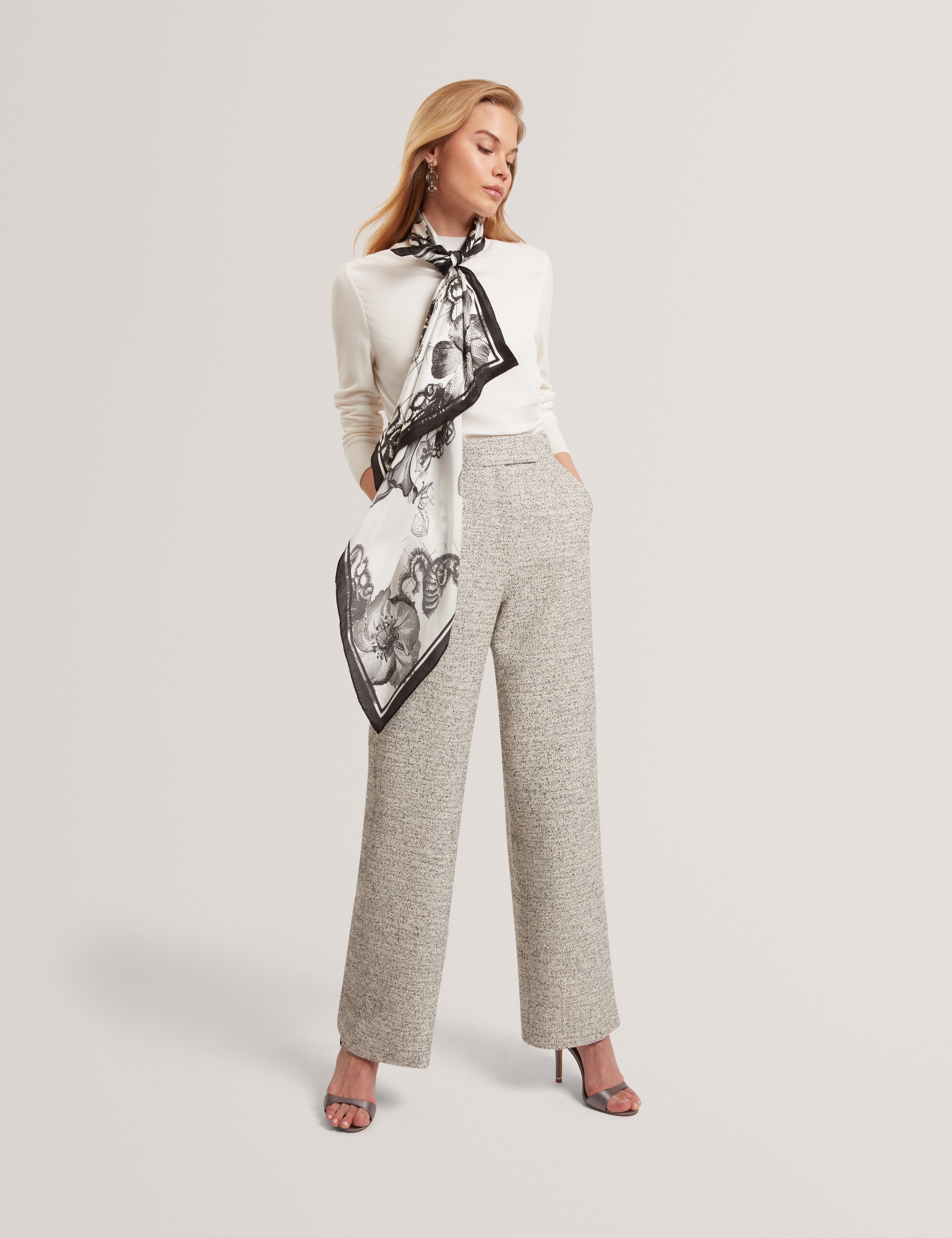 ليزلي كنزة محبوكة بأكمام طويلة لون عاجي