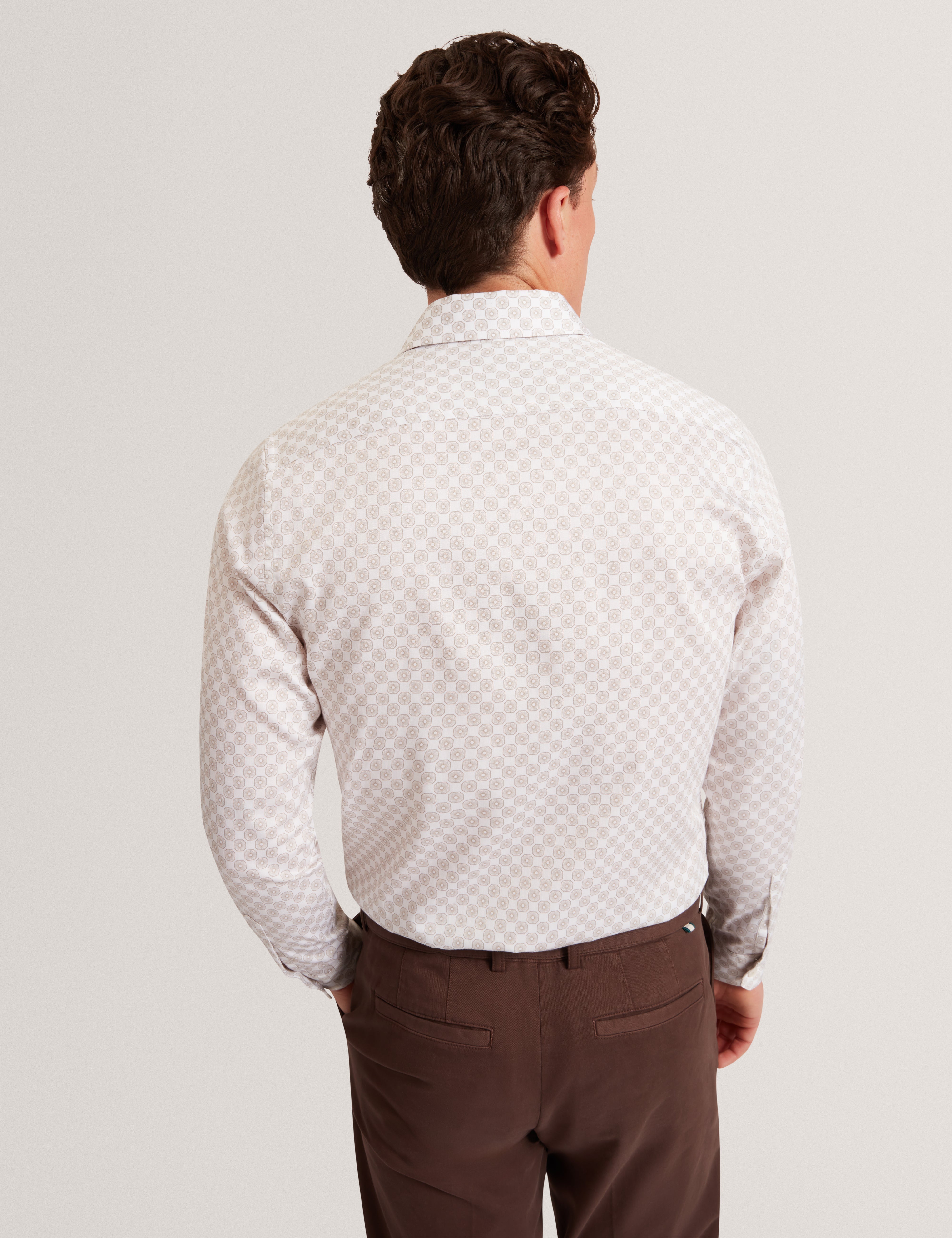 قميص Sef Ls Slim Fit Circle Geo Print باللون البني الداكن