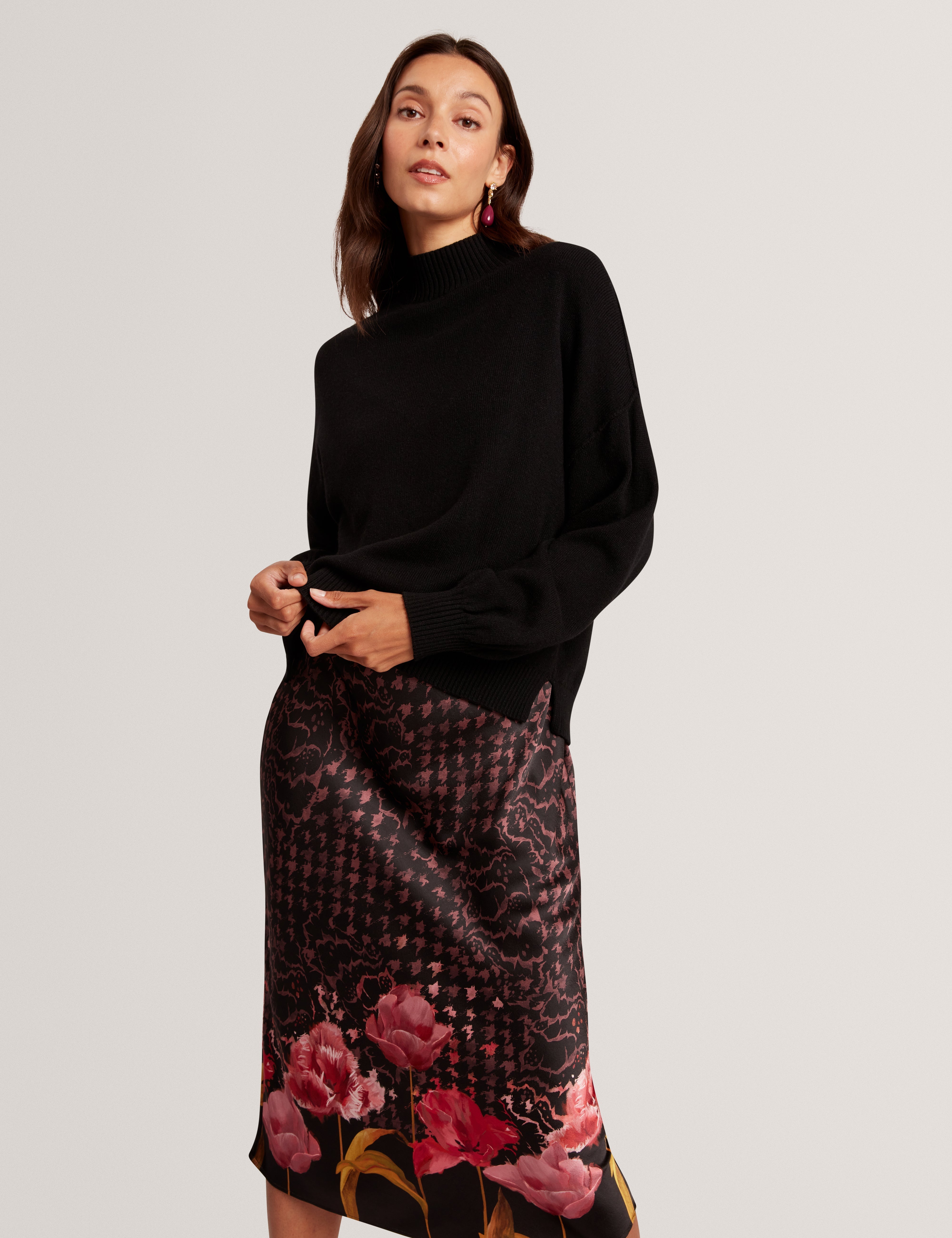 كاتي سترة سوداء محبوكة مع فستان منسدل مطبوع