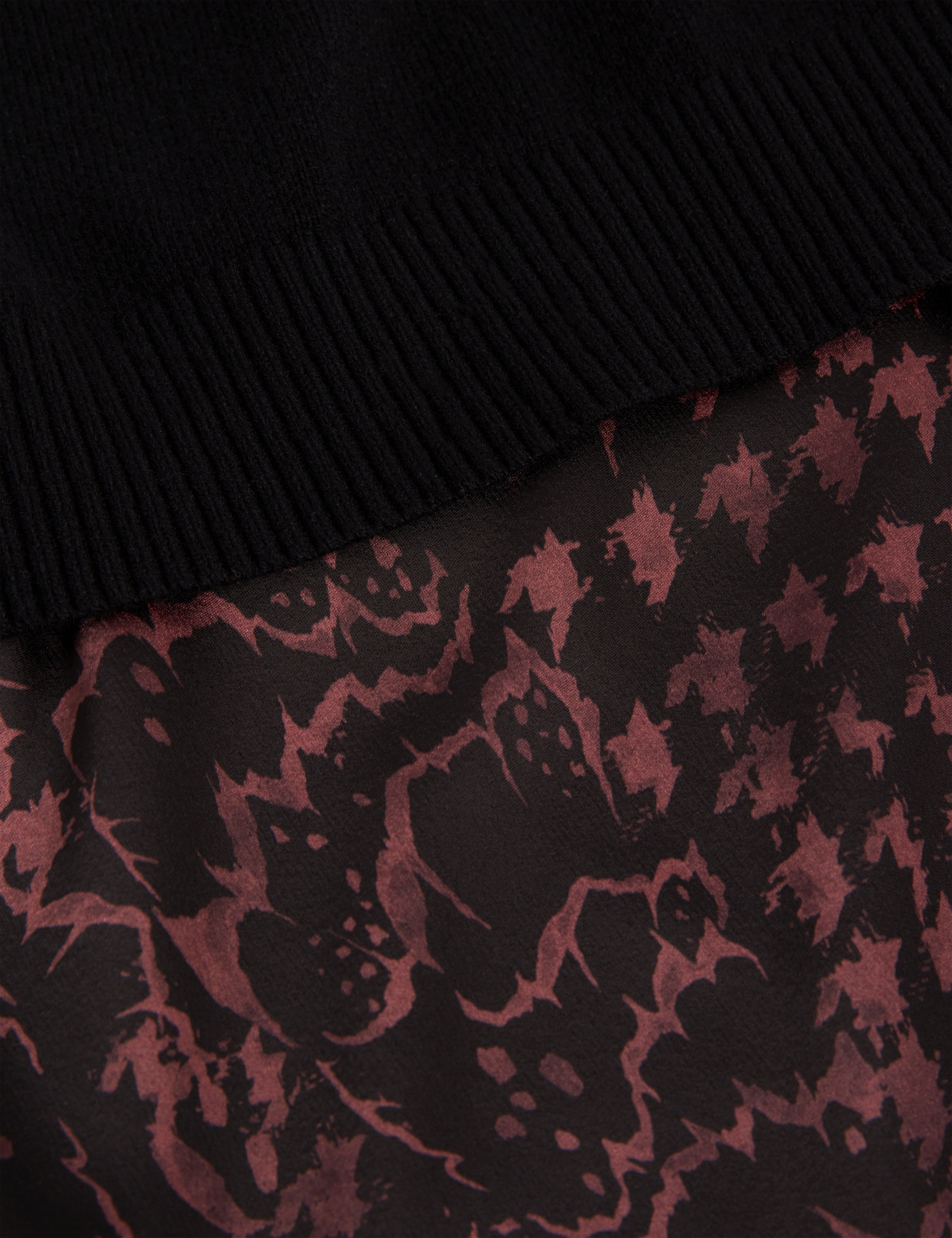 كاتي سترة سوداء محبوكة مع فستان منسدل مطبوع