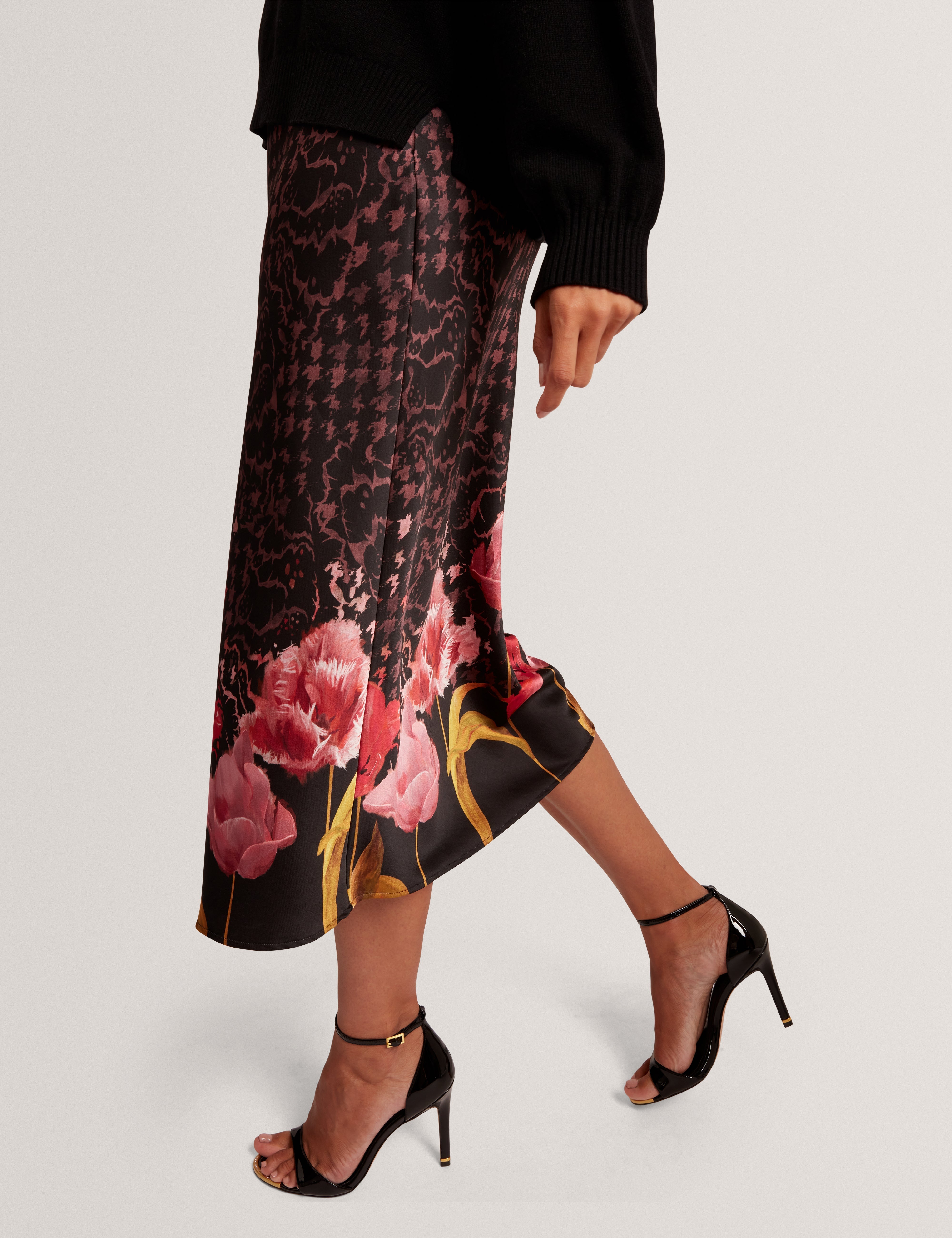 كاتي سترة سوداء محبوكة مع فستان منسدل مطبوع