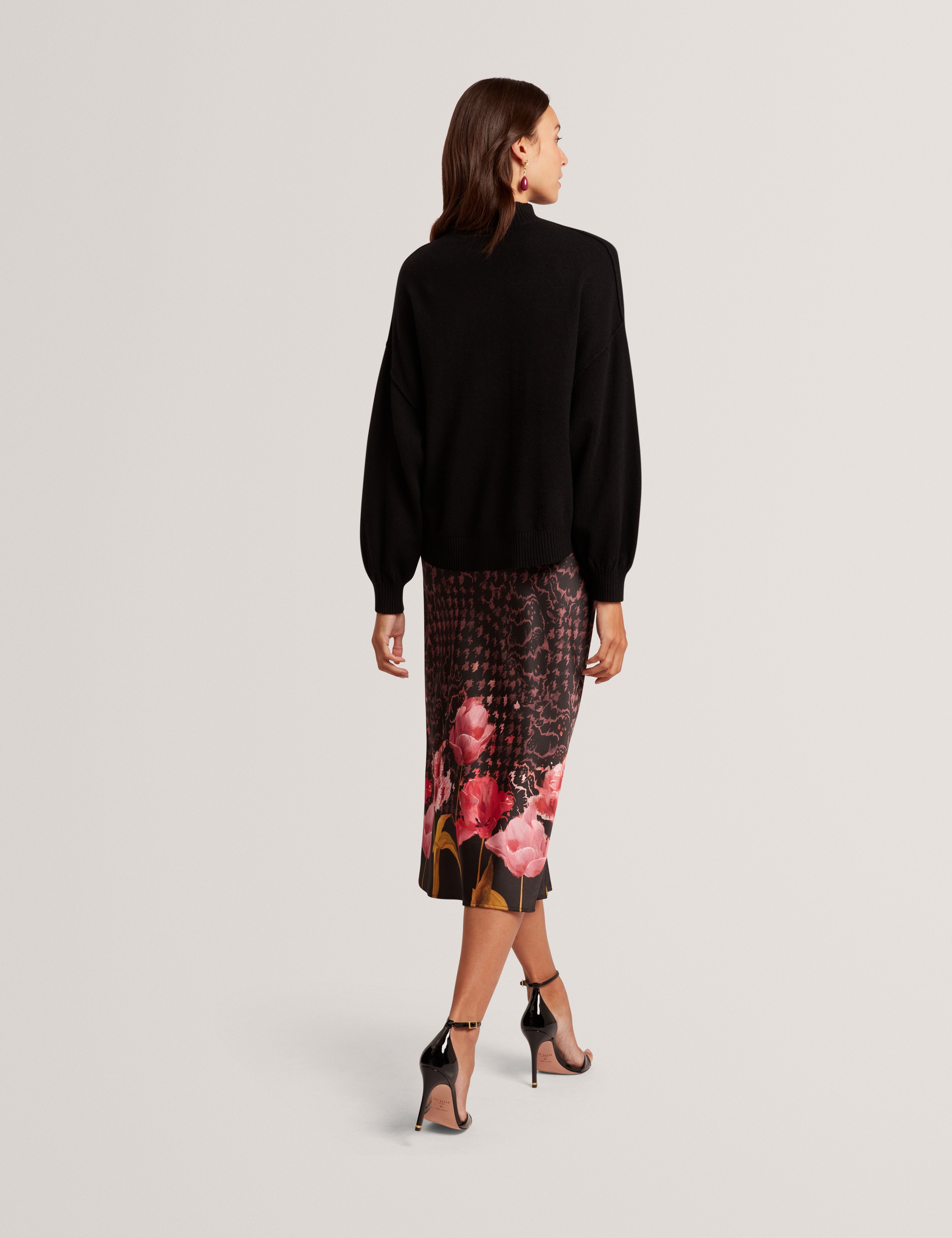 كاتي سترة سوداء محبوكة مع فستان منسدل مطبوع