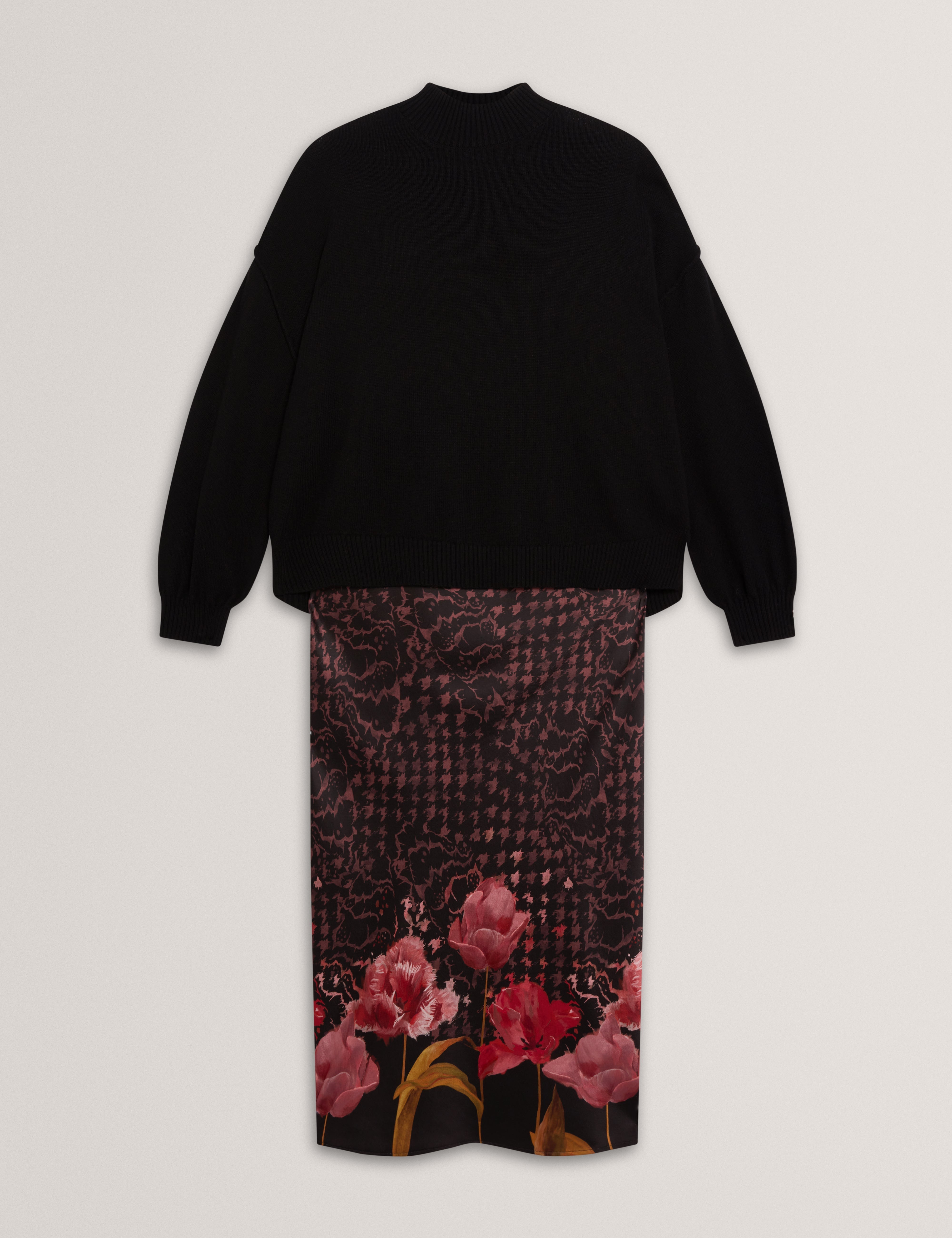 كاتي سترة سوداء محبوكة مع فستان منسدل مطبوع