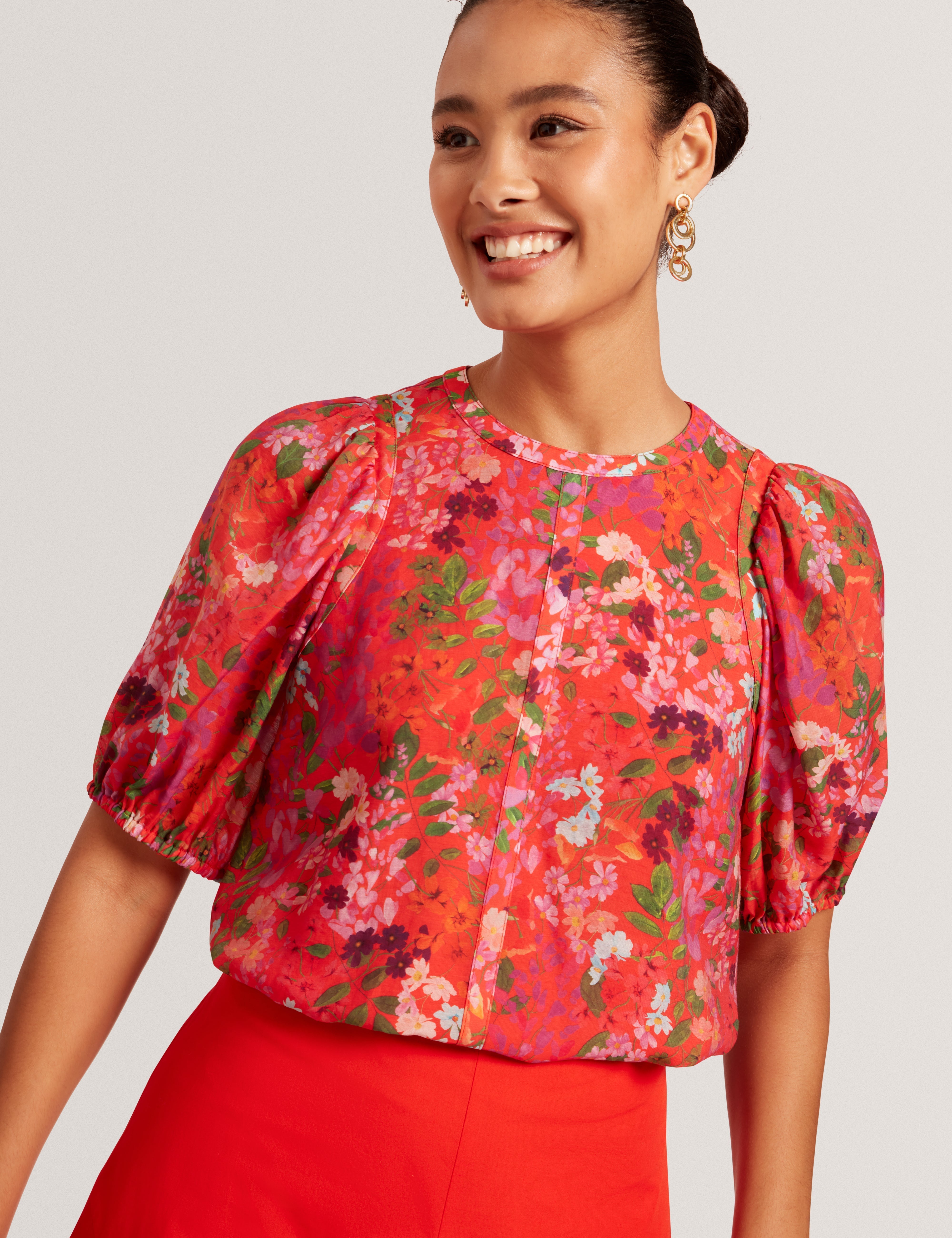 هاهتي كنزة حمراء بأكمام منفوخة