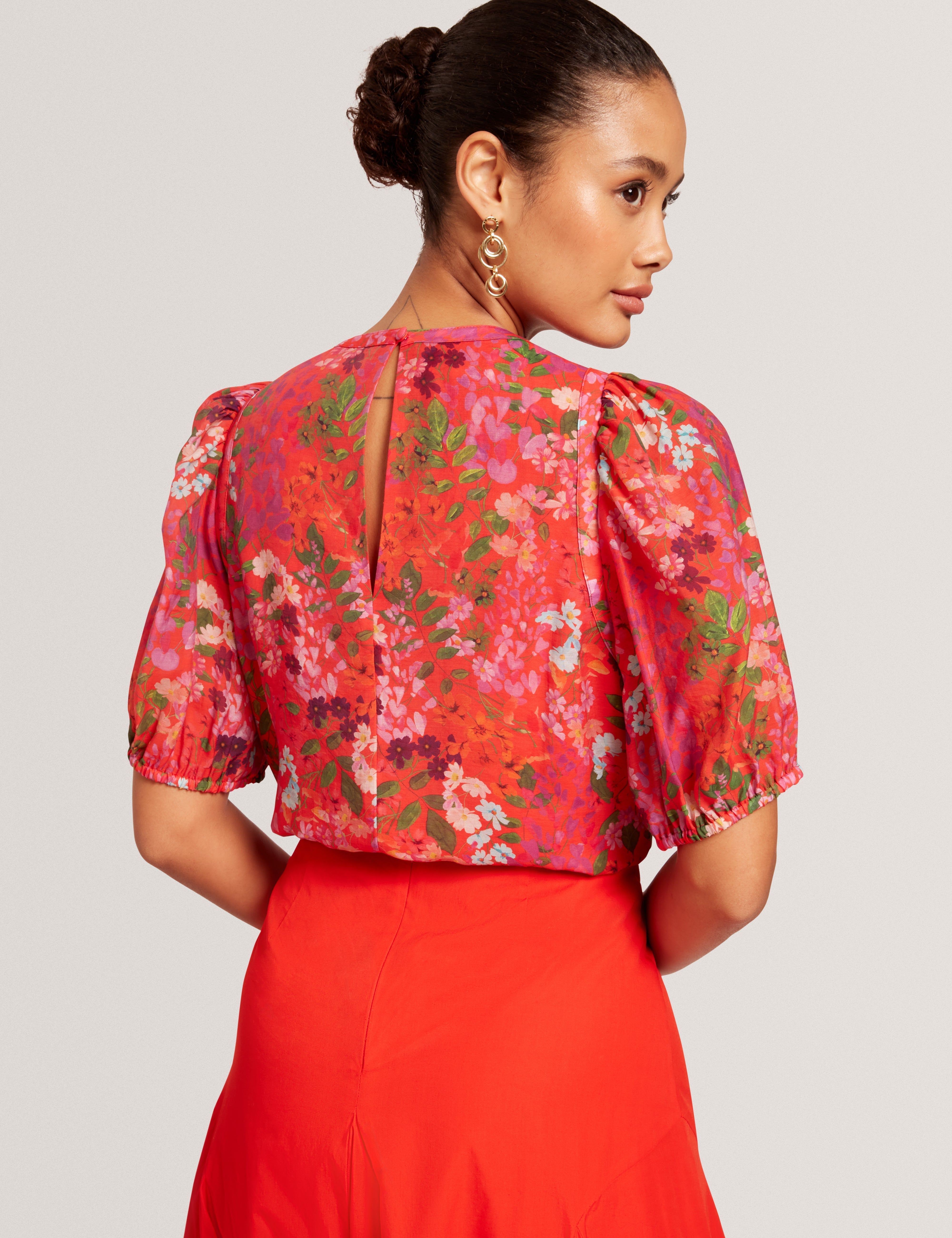 هاهتي كنزة حمراء بأكمام منفوخة