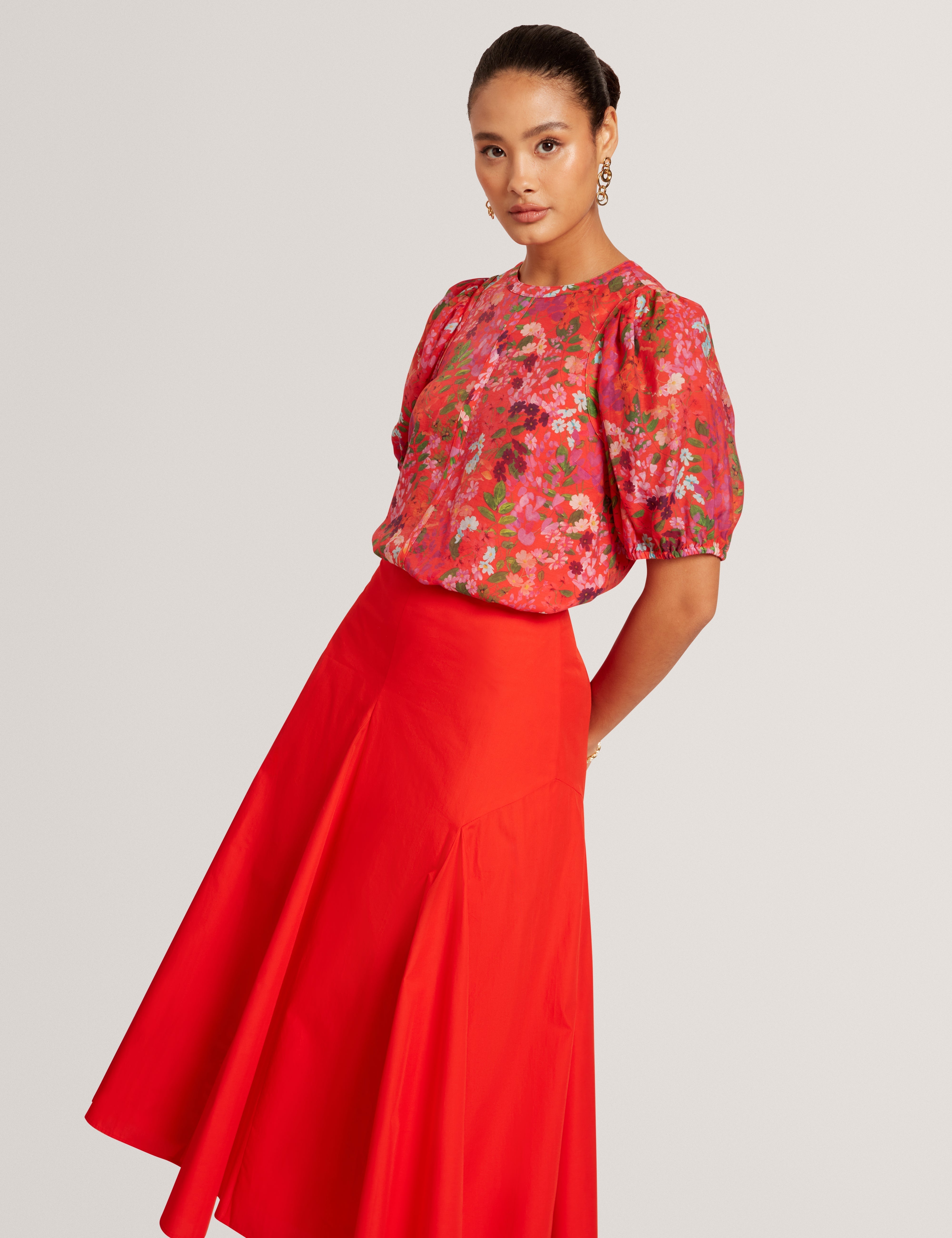 هاهتي كنزة حمراء بأكمام منفوخة