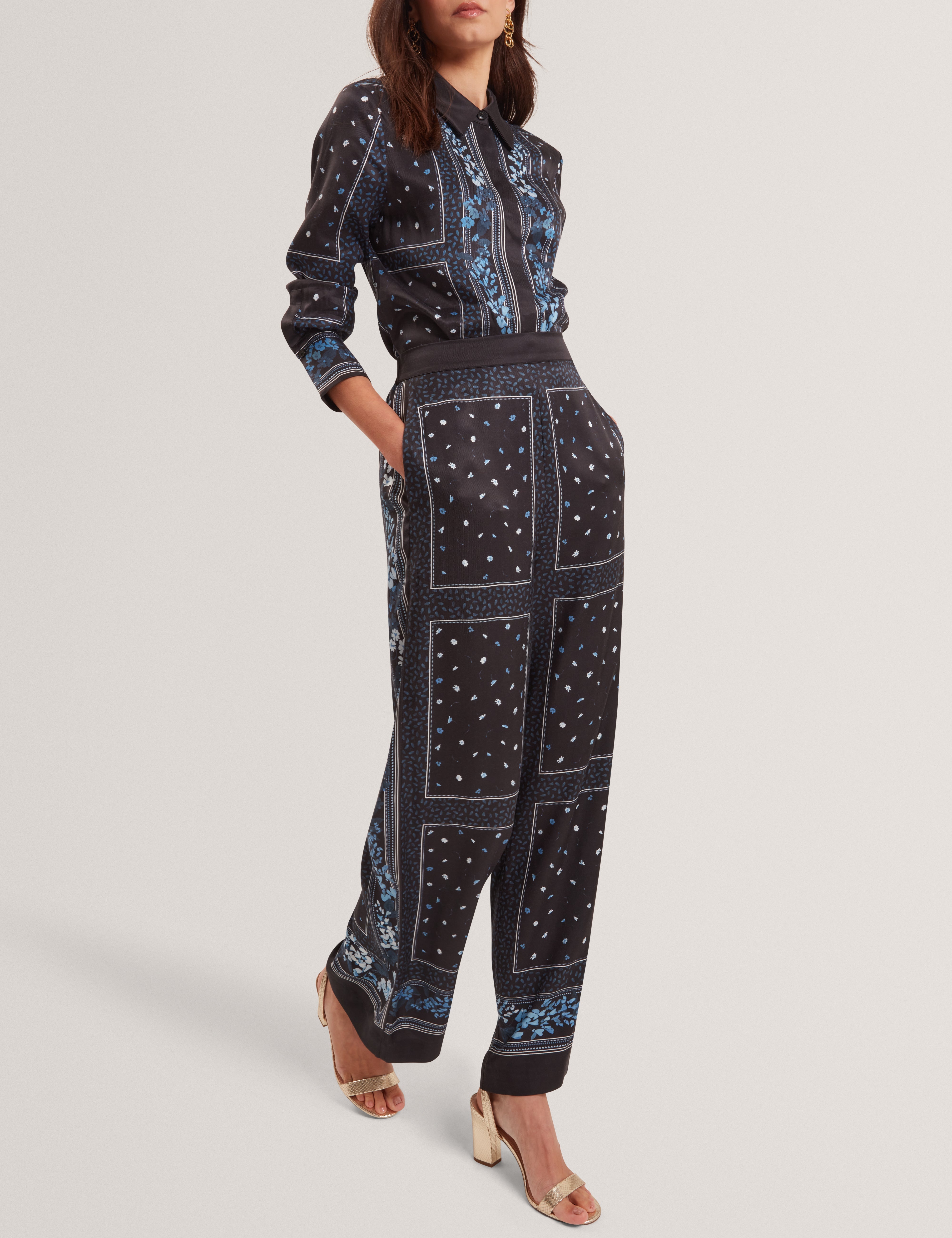 براني بنطلون أسود بقصة ساق واسعة