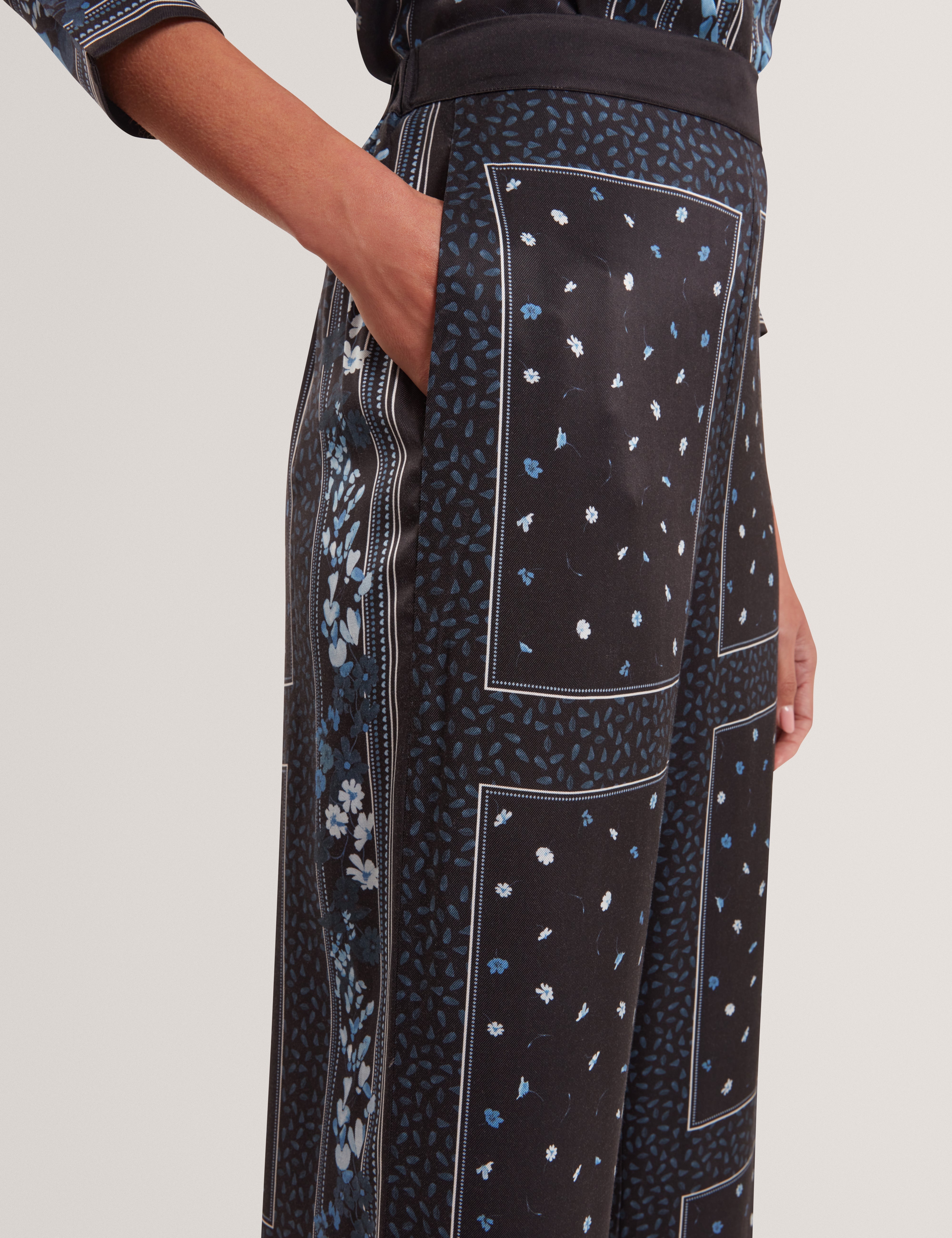 براني بنطلون أسود بقصة ساق واسعة