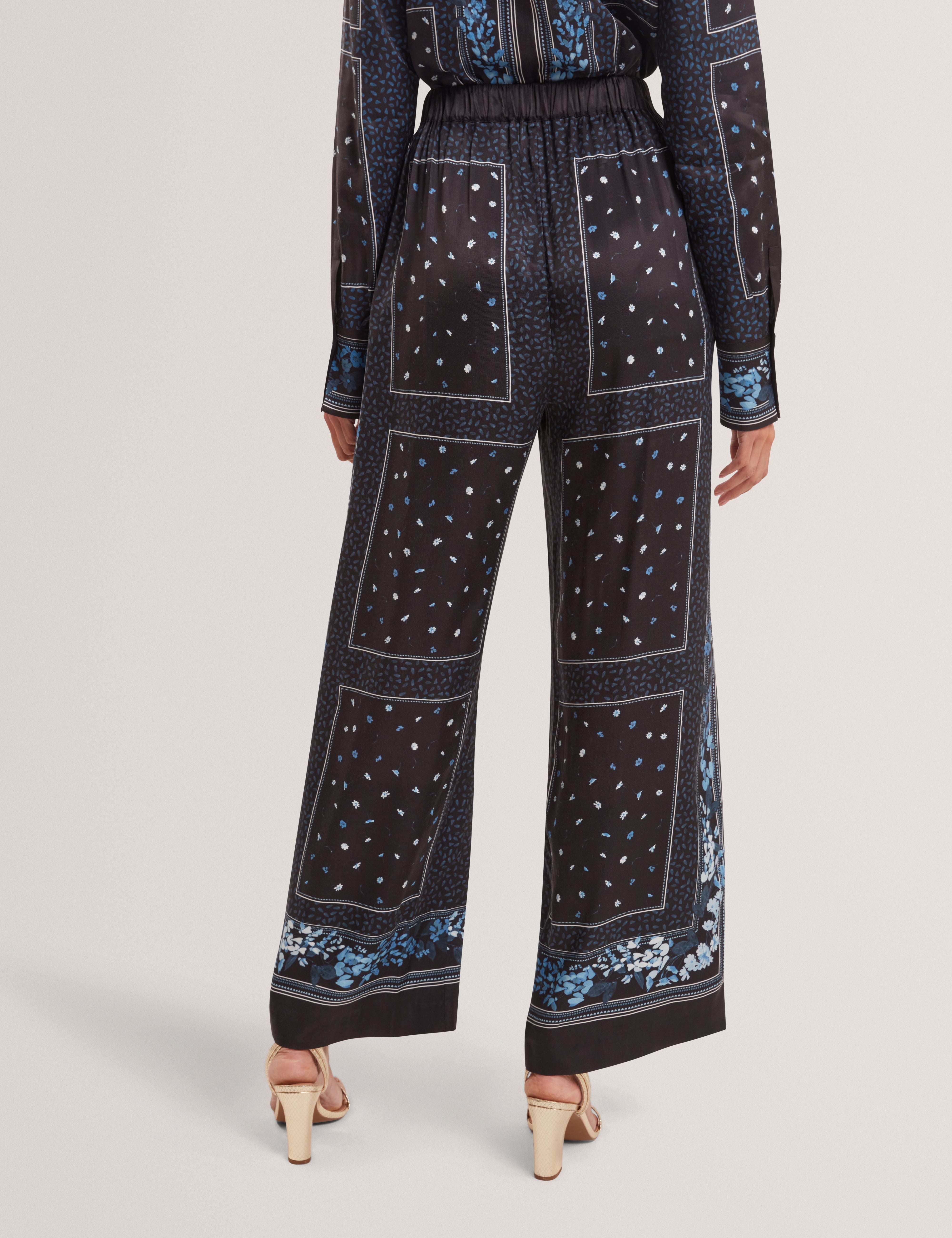 براني بنطلون أسود بقصة ساق واسعة