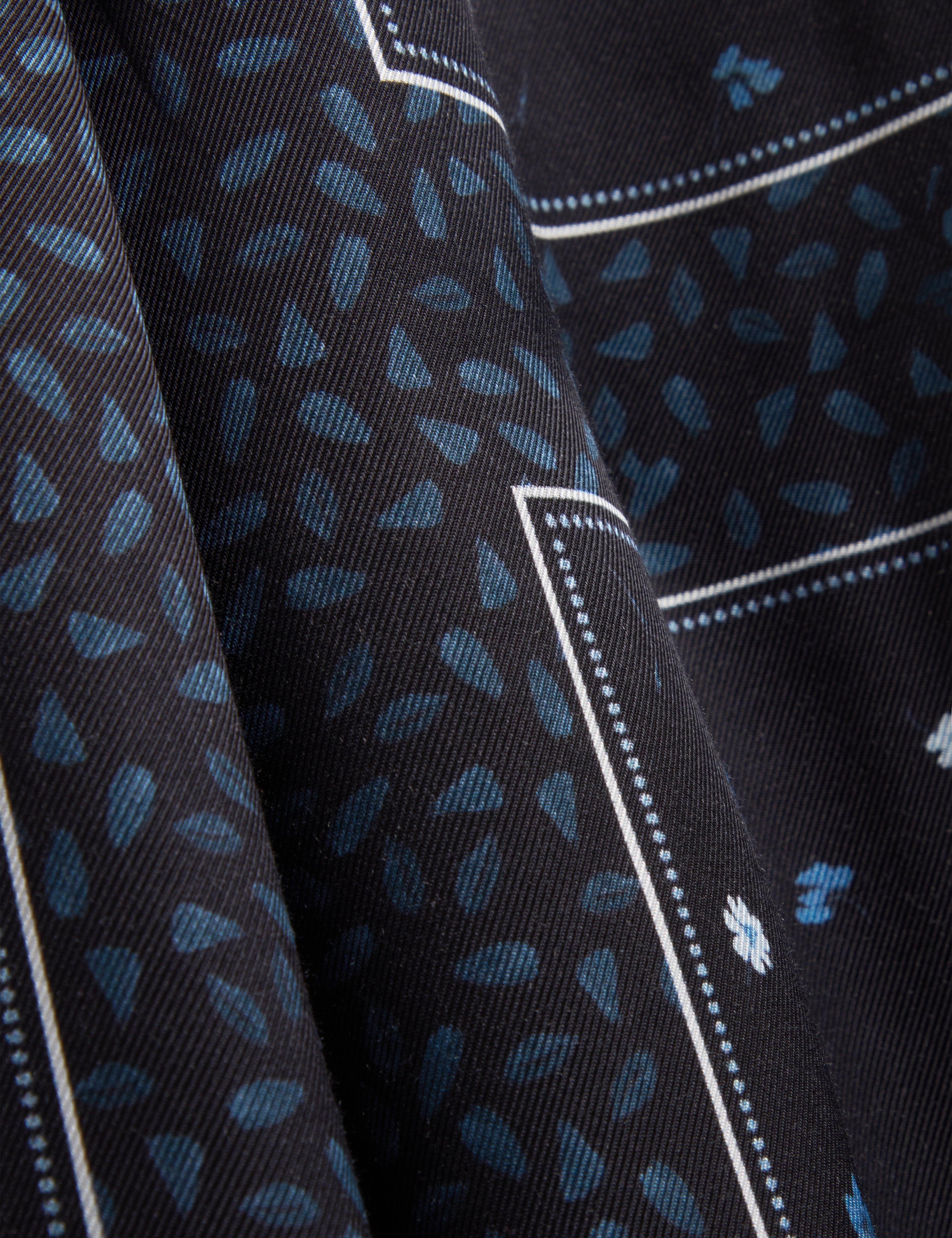 براني بنطلون أسود بقصة ساق واسعة