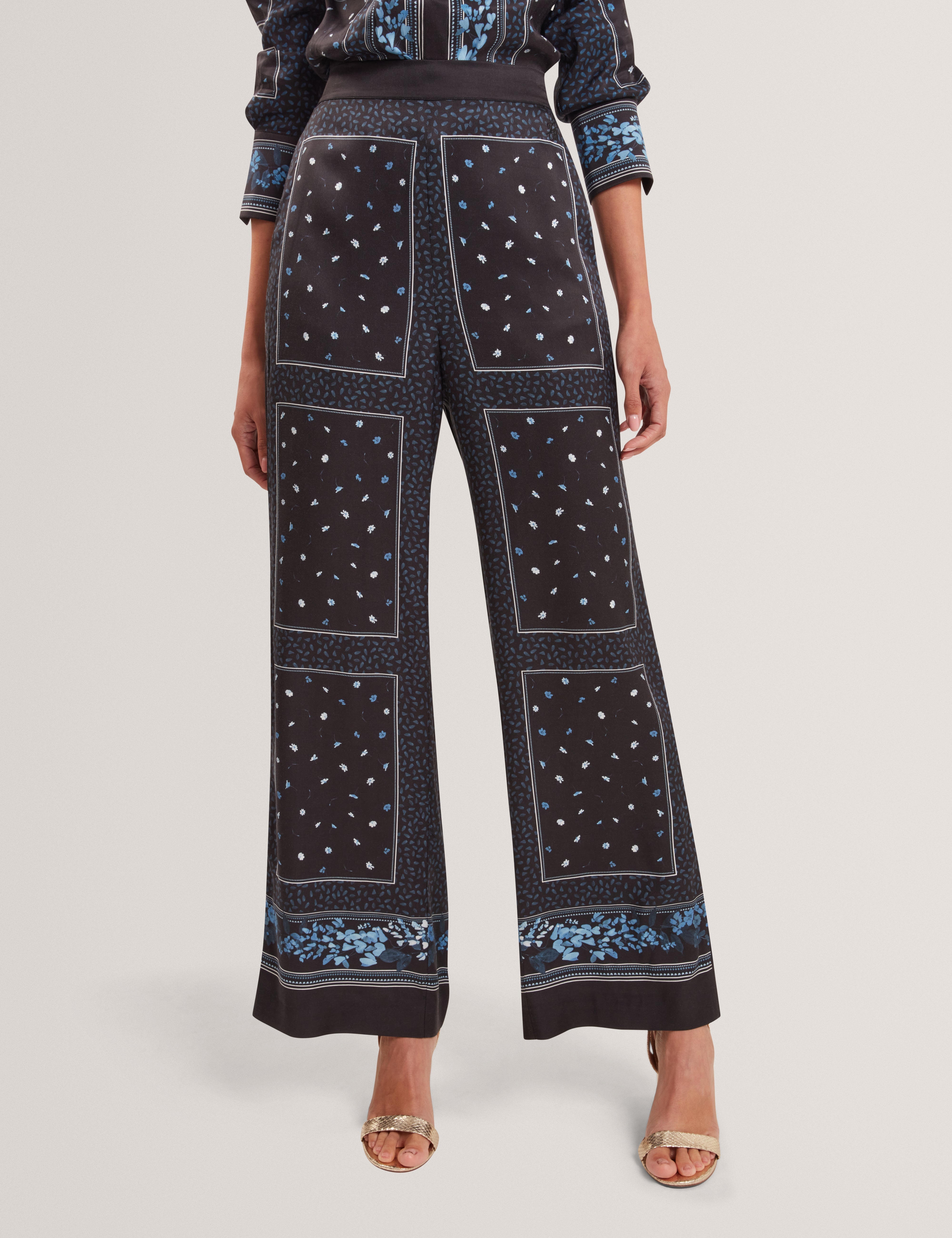 براني بنطلون أسود بقصة ساق واسعة