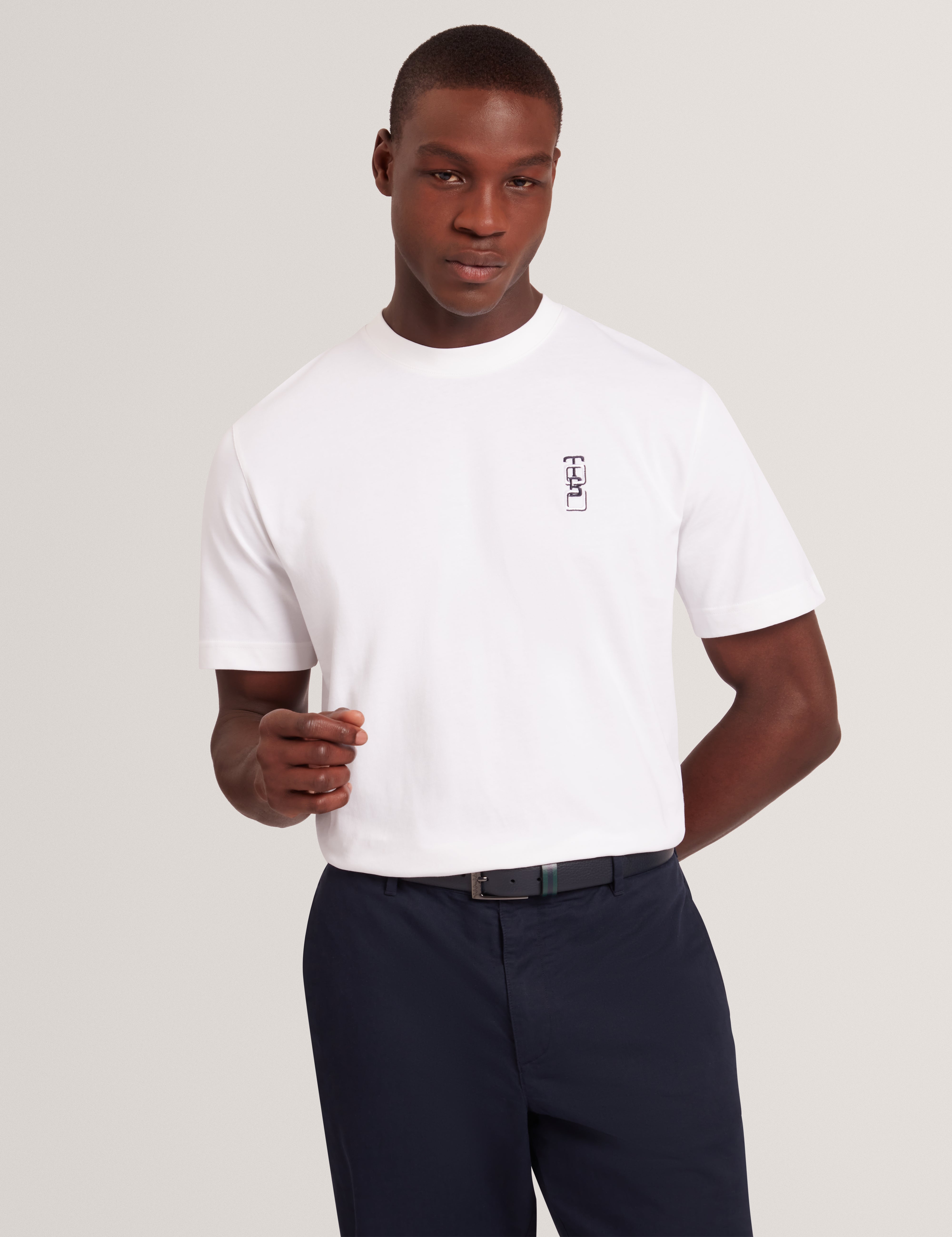 كويرت تيشيرت أبيض بأكمام قصيرة وشعار العلامة التجارية