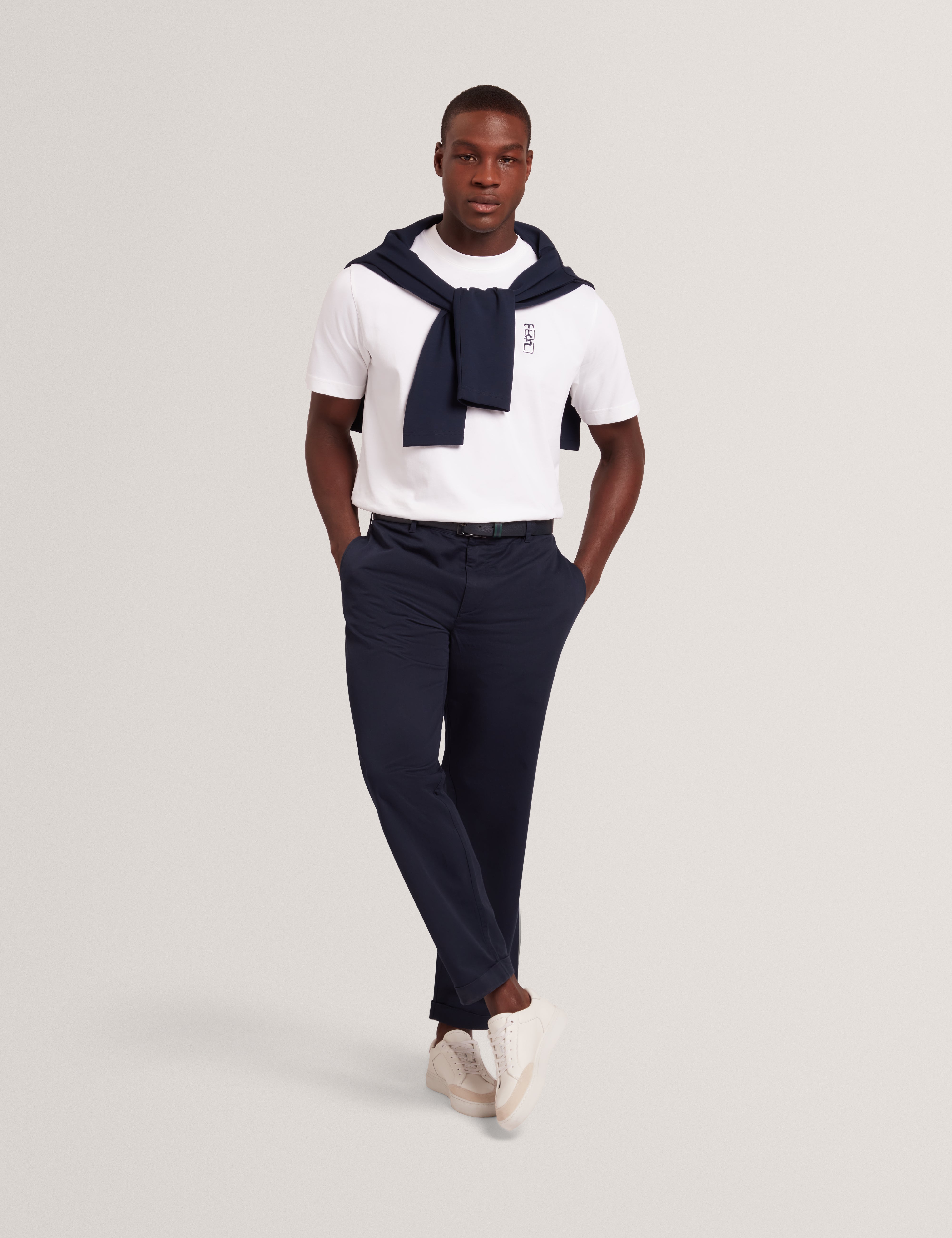 كويرت تيشيرت أبيض بأكمام قصيرة وشعار العلامة التجارية