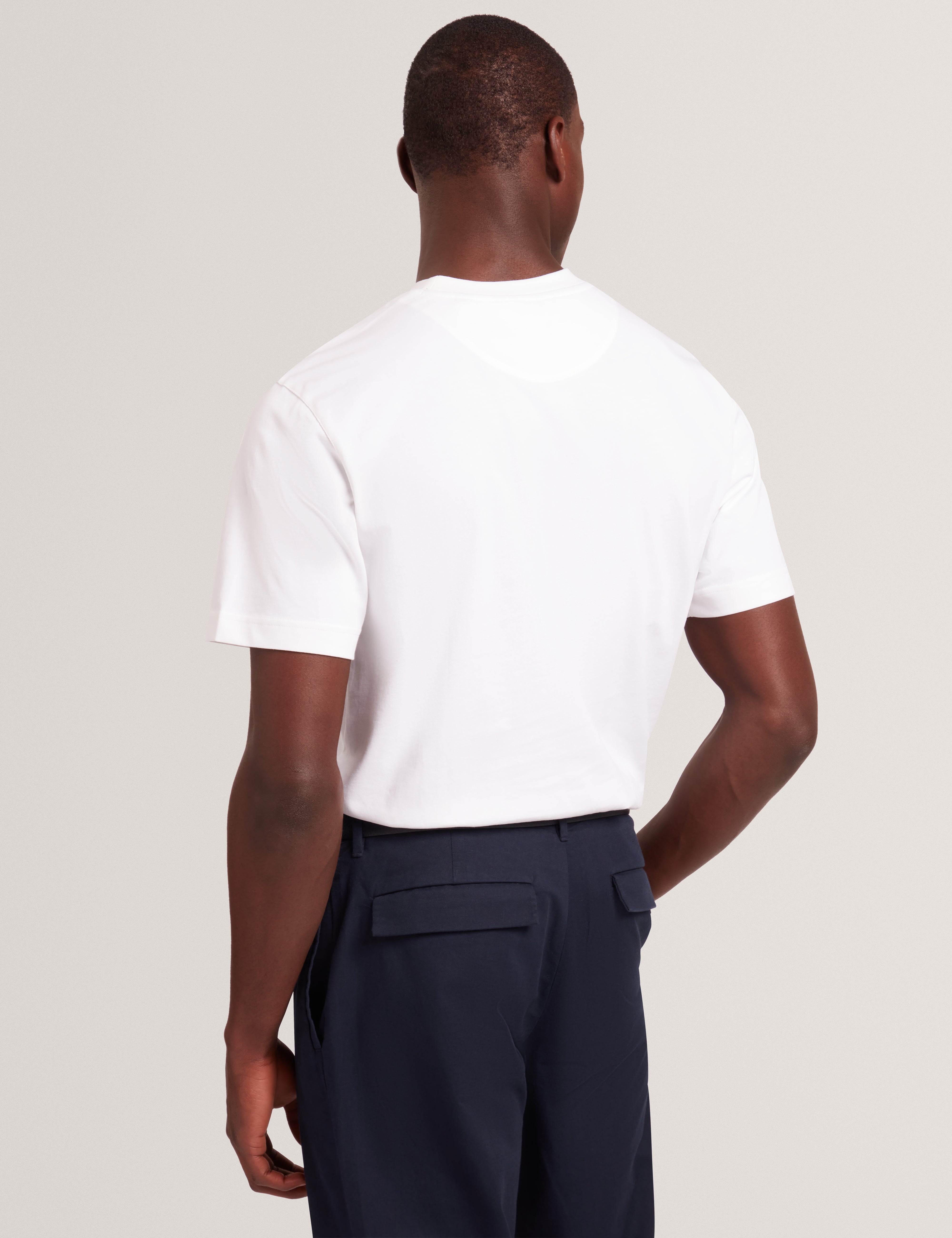 كويرت تيشيرت أبيض بأكمام قصيرة وشعار العلامة التجارية