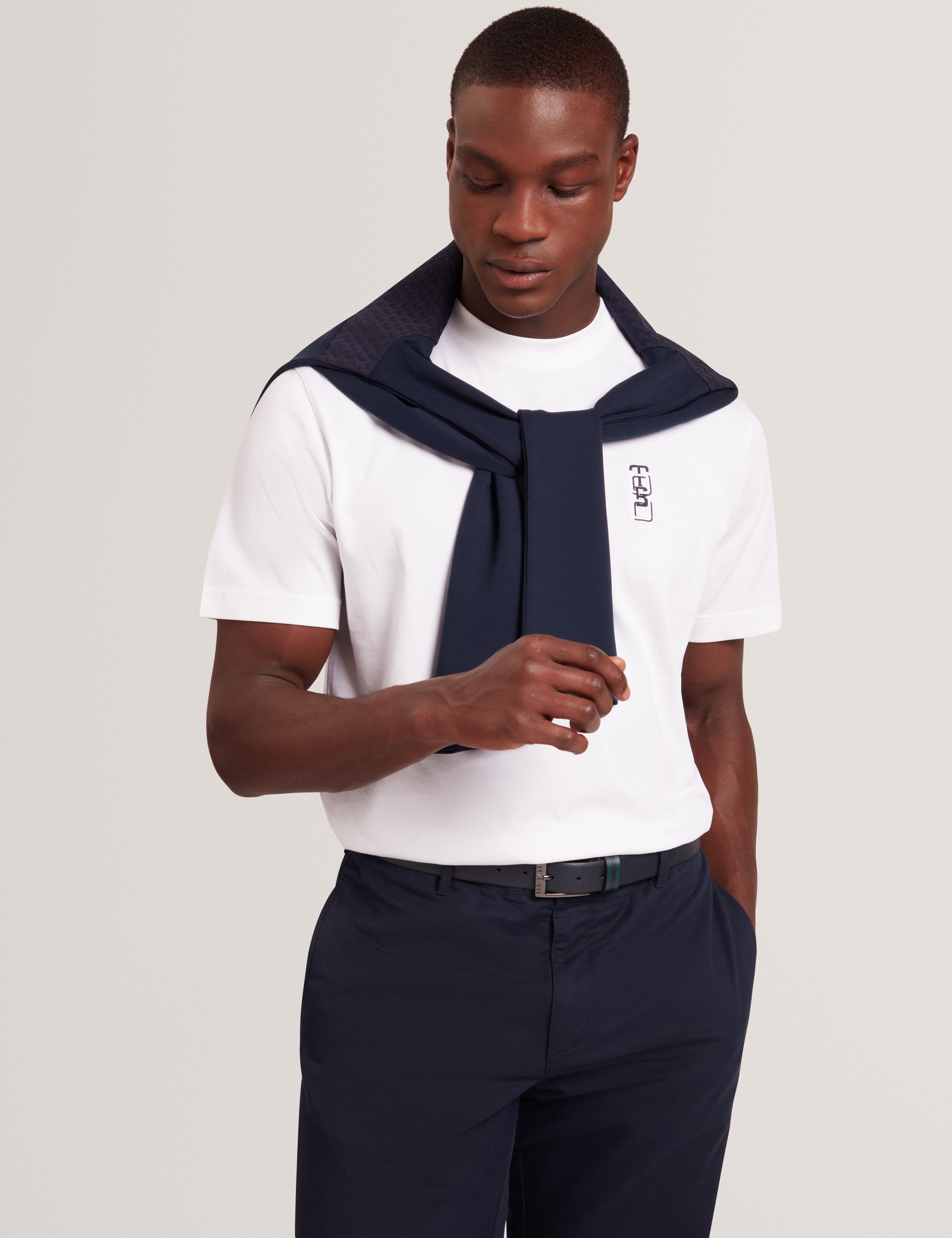 كويرت تيشيرت أبيض بأكمام قصيرة وشعار العلامة التجارية