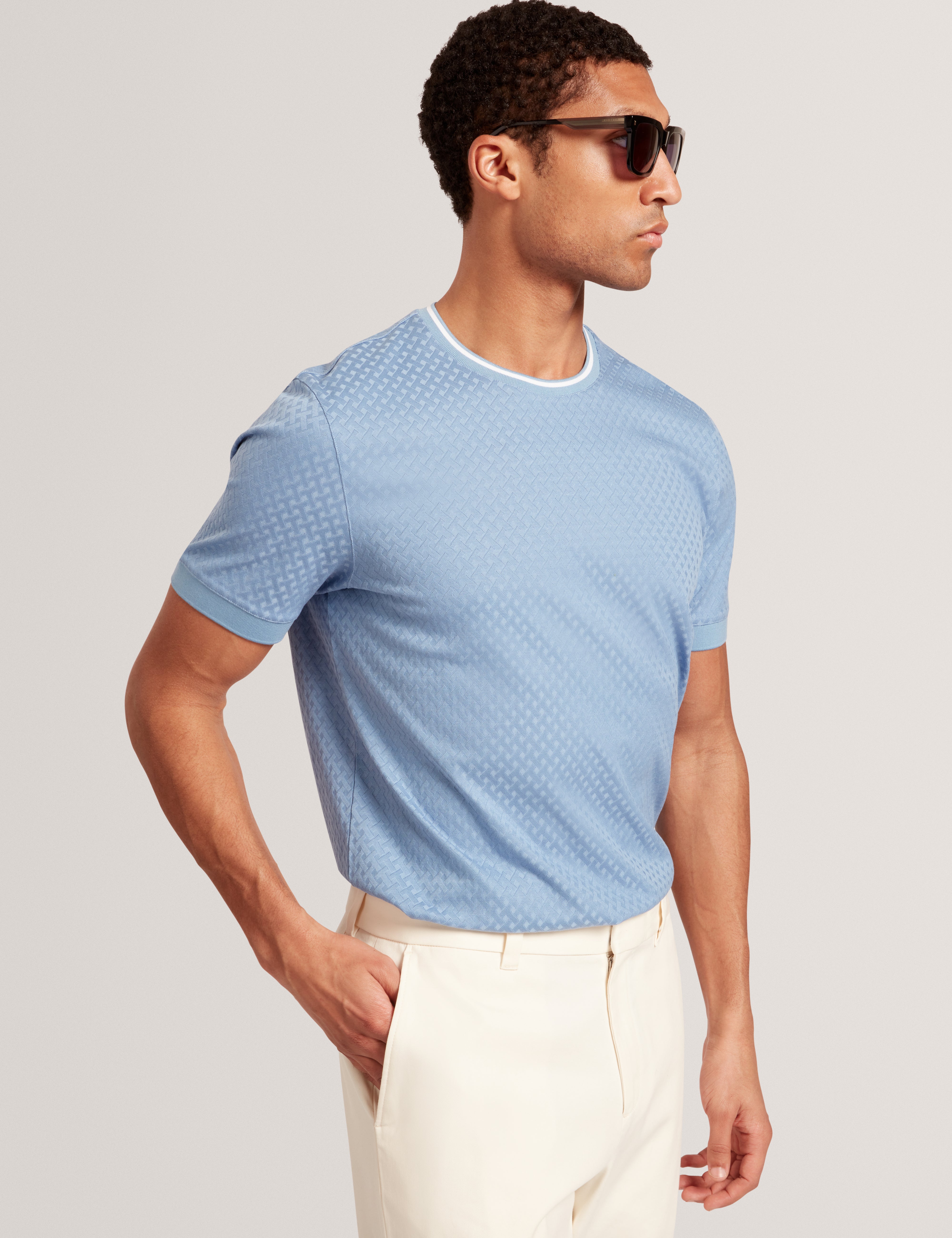 هاجن تيشيرت بأكمام قصيرة لون أزرق فاتح