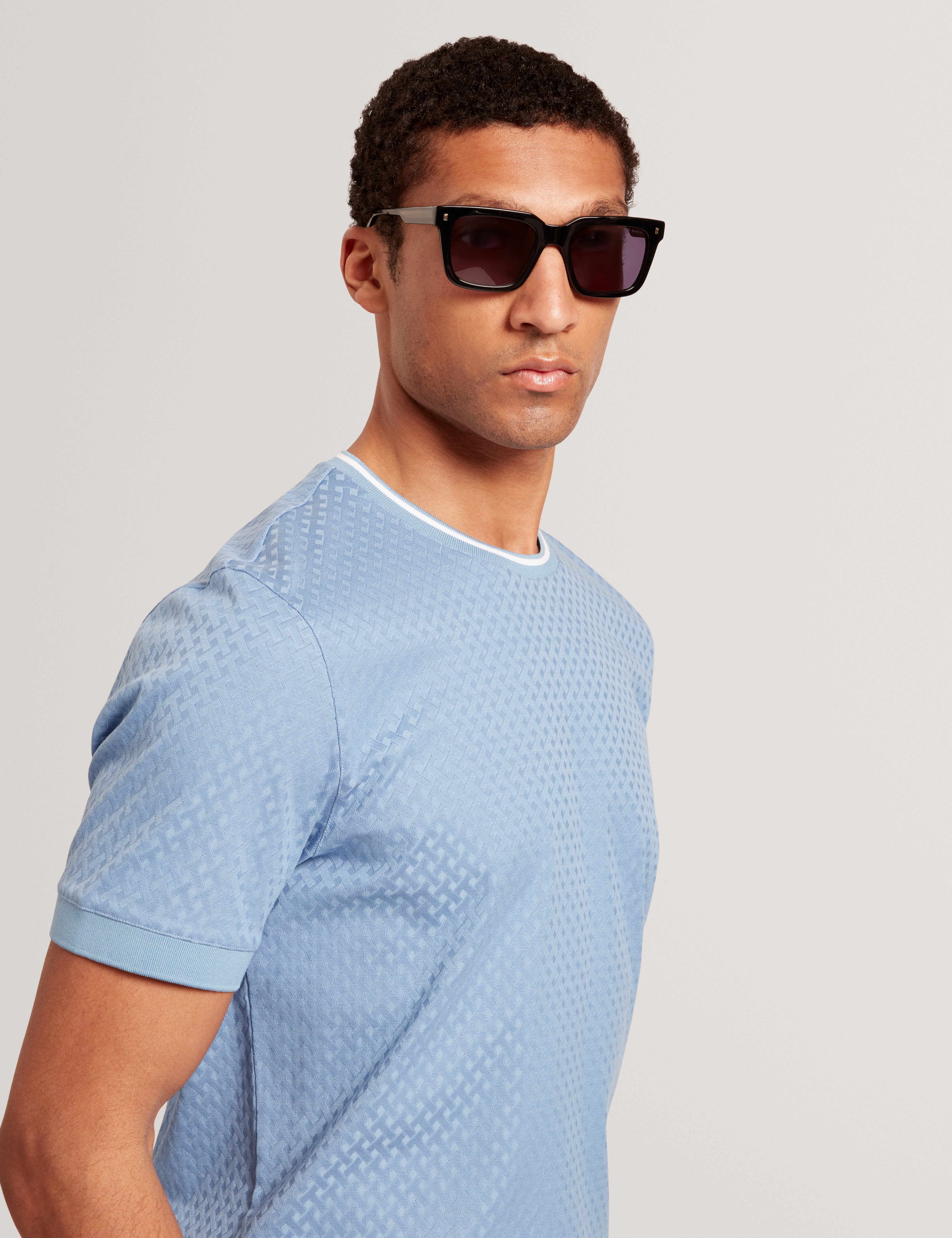 هاجن تيشيرت بأكمام قصيرة لون أزرق فاتح