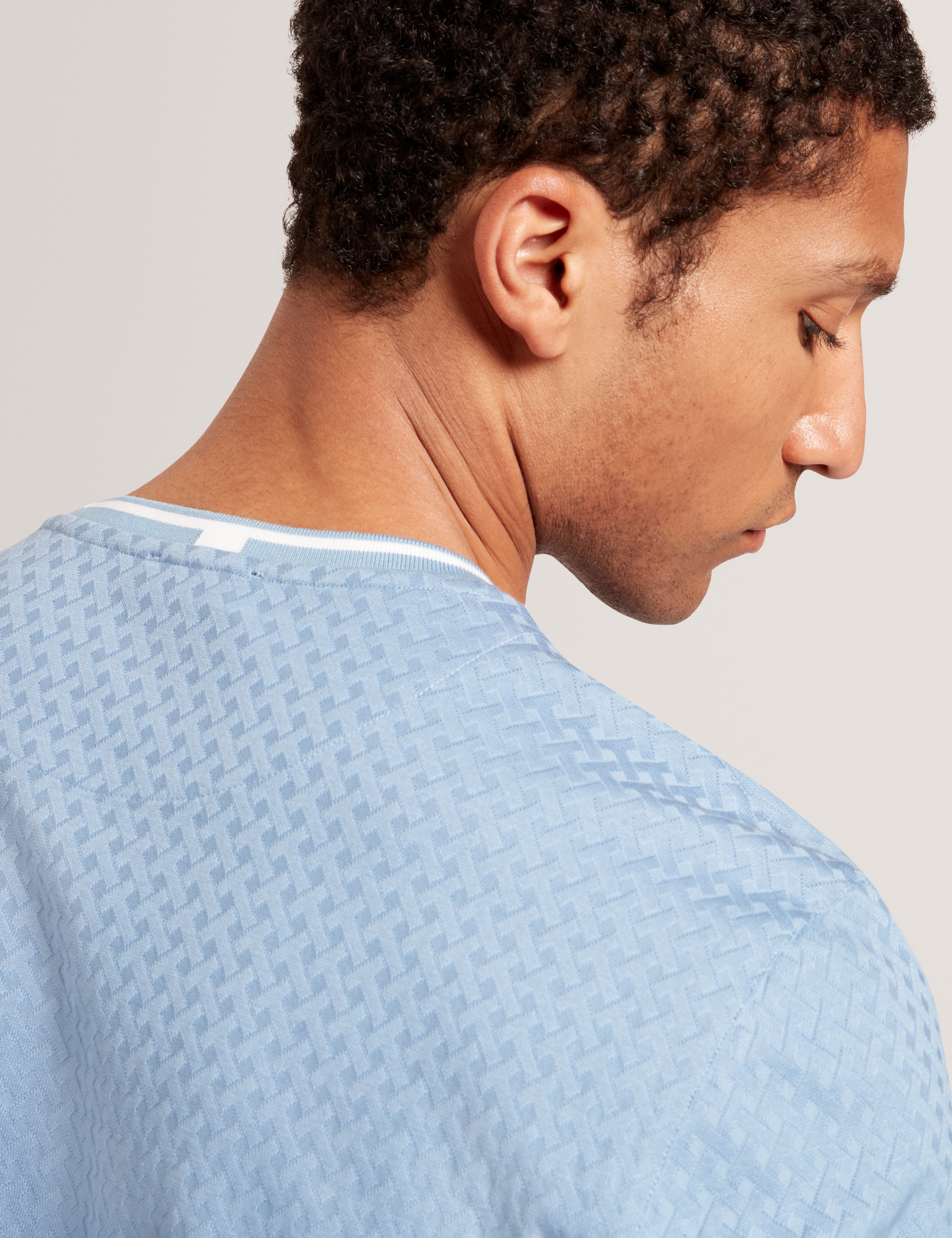 هاجن تيشيرت بأكمام قصيرة لون أزرق فاتح