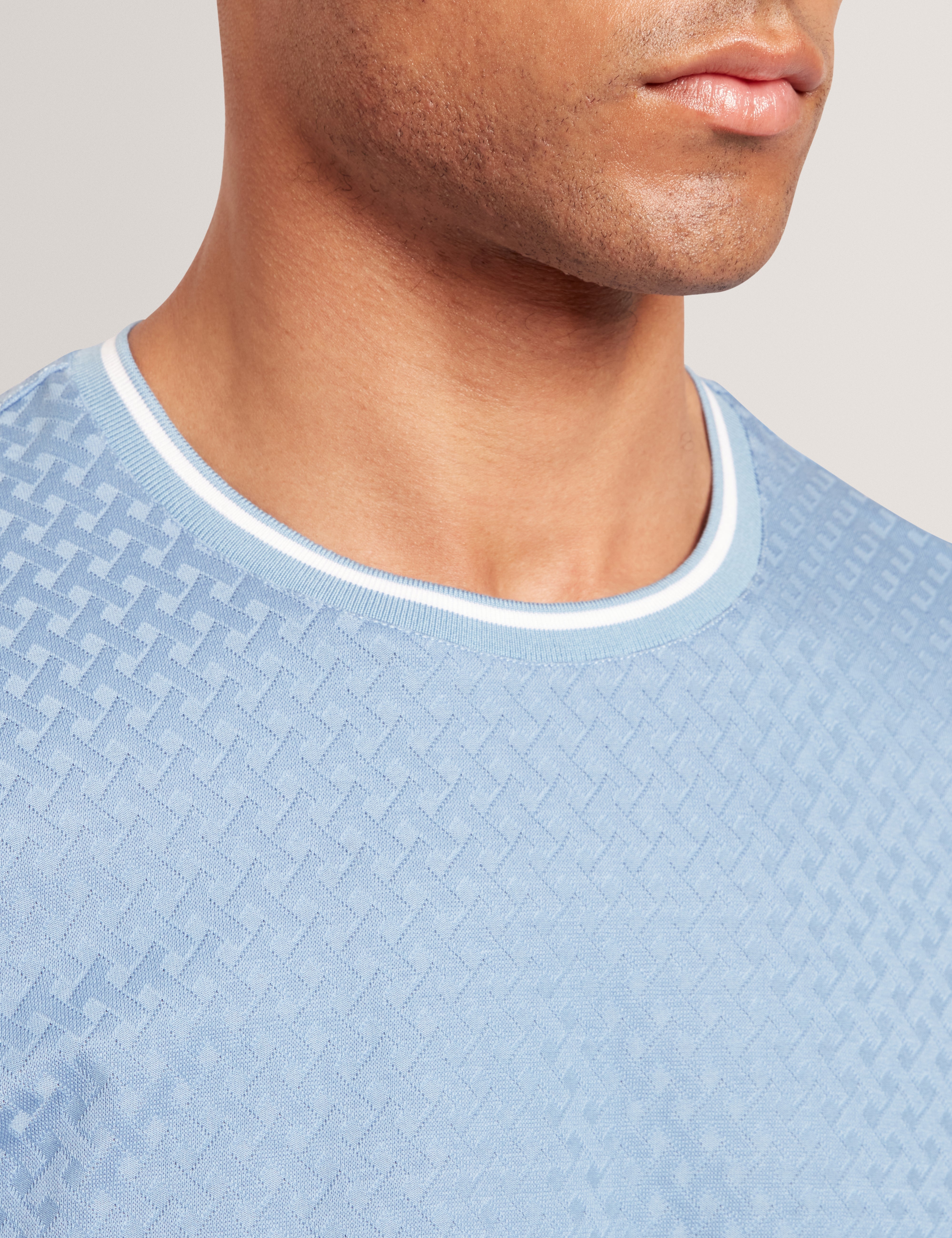 هاجن تيشيرت بأكمام قصيرة لون أزرق فاتح