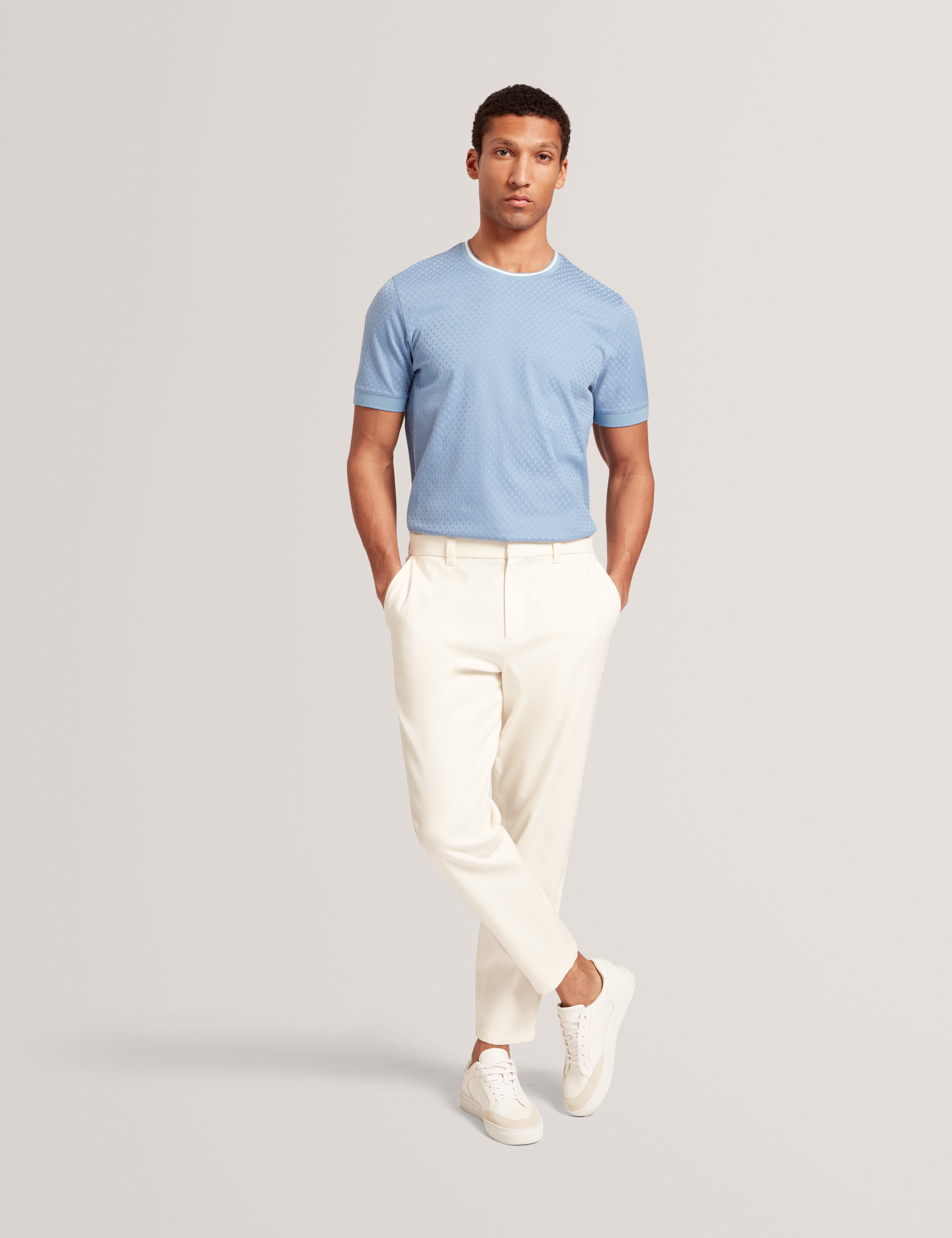 هاجن تيشيرت بأكمام قصيرة لون أزرق فاتح