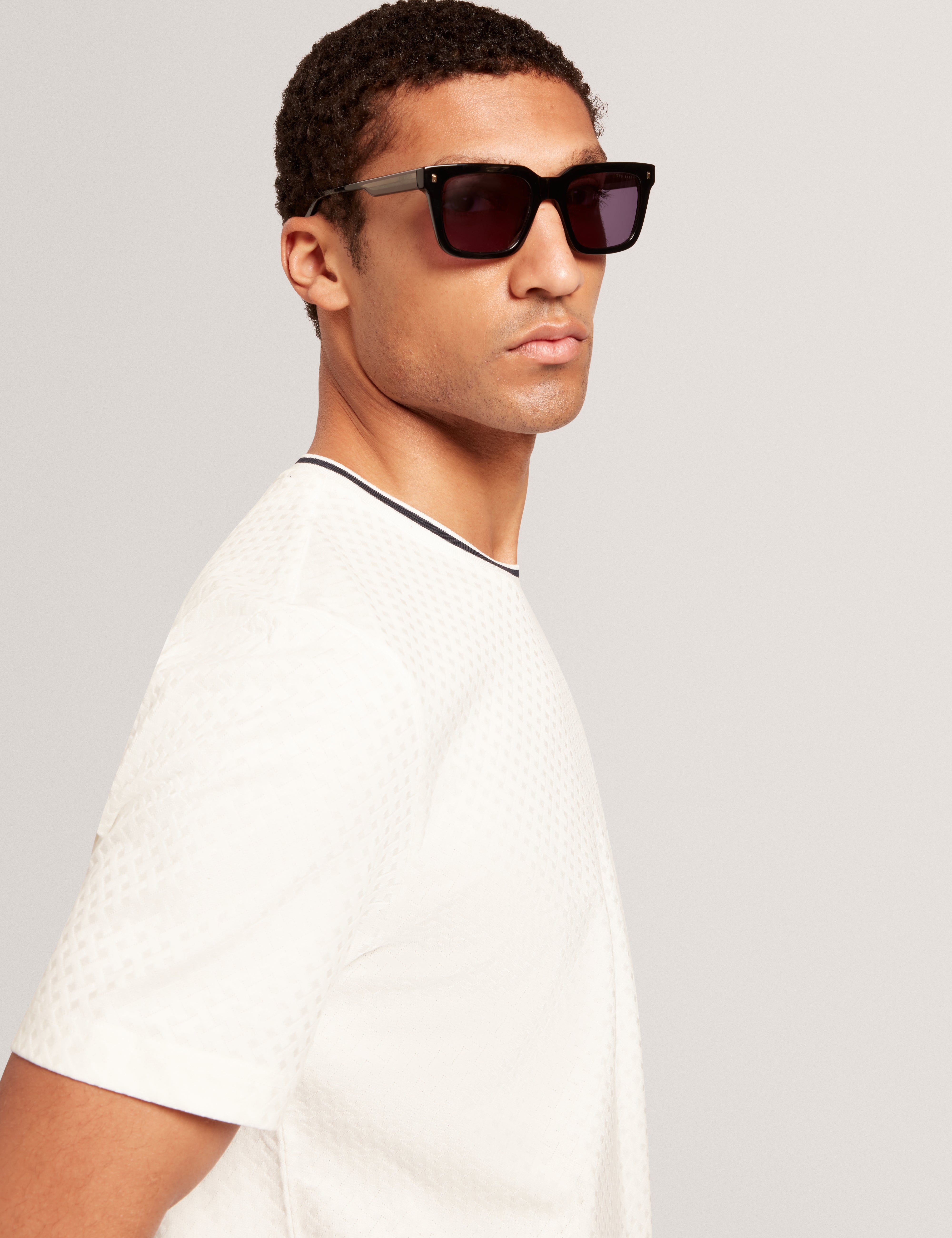 هاجن تيشيرت أبيض بأكمام قصيرة