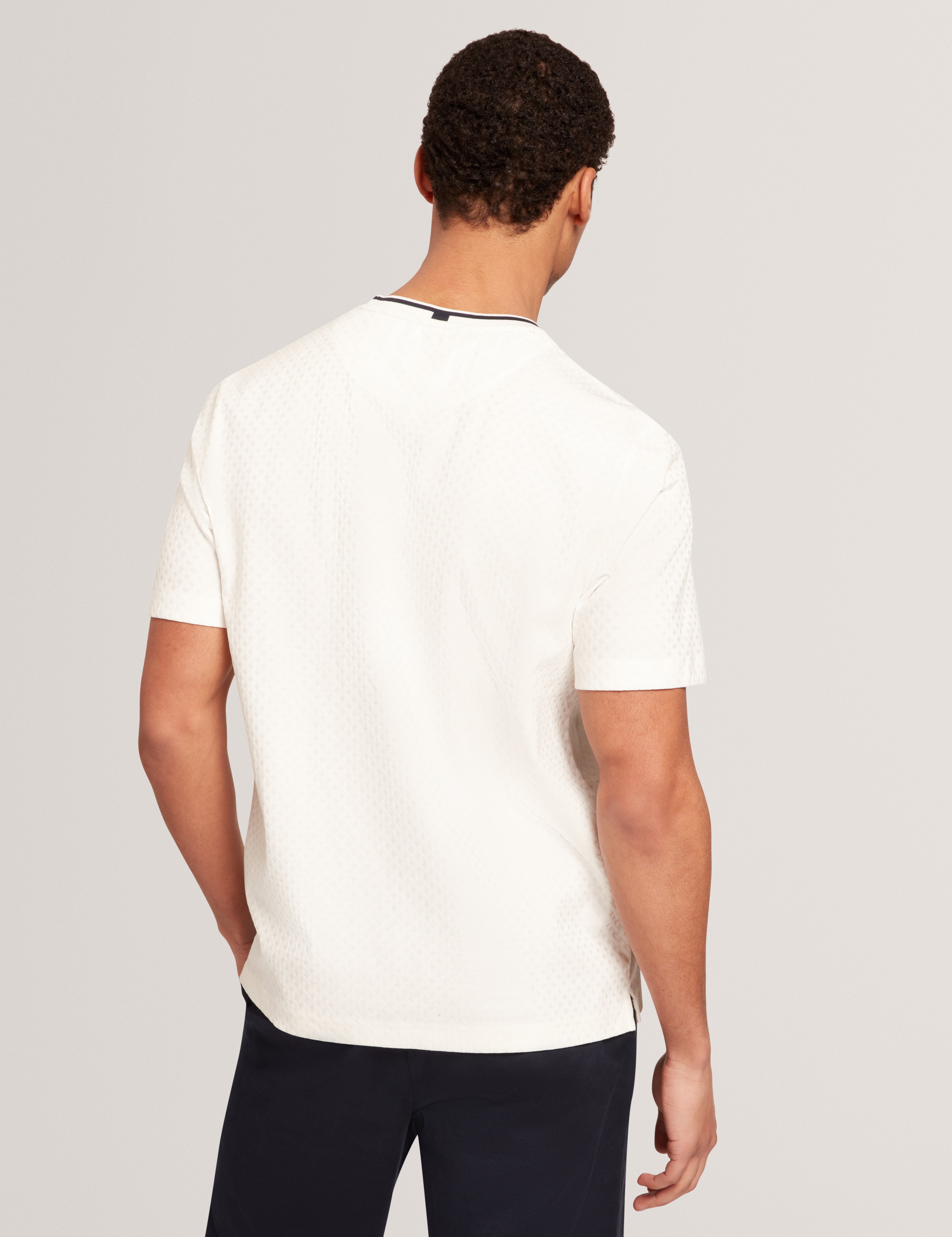 هاجن تيشيرت أبيض بأكمام قصيرة