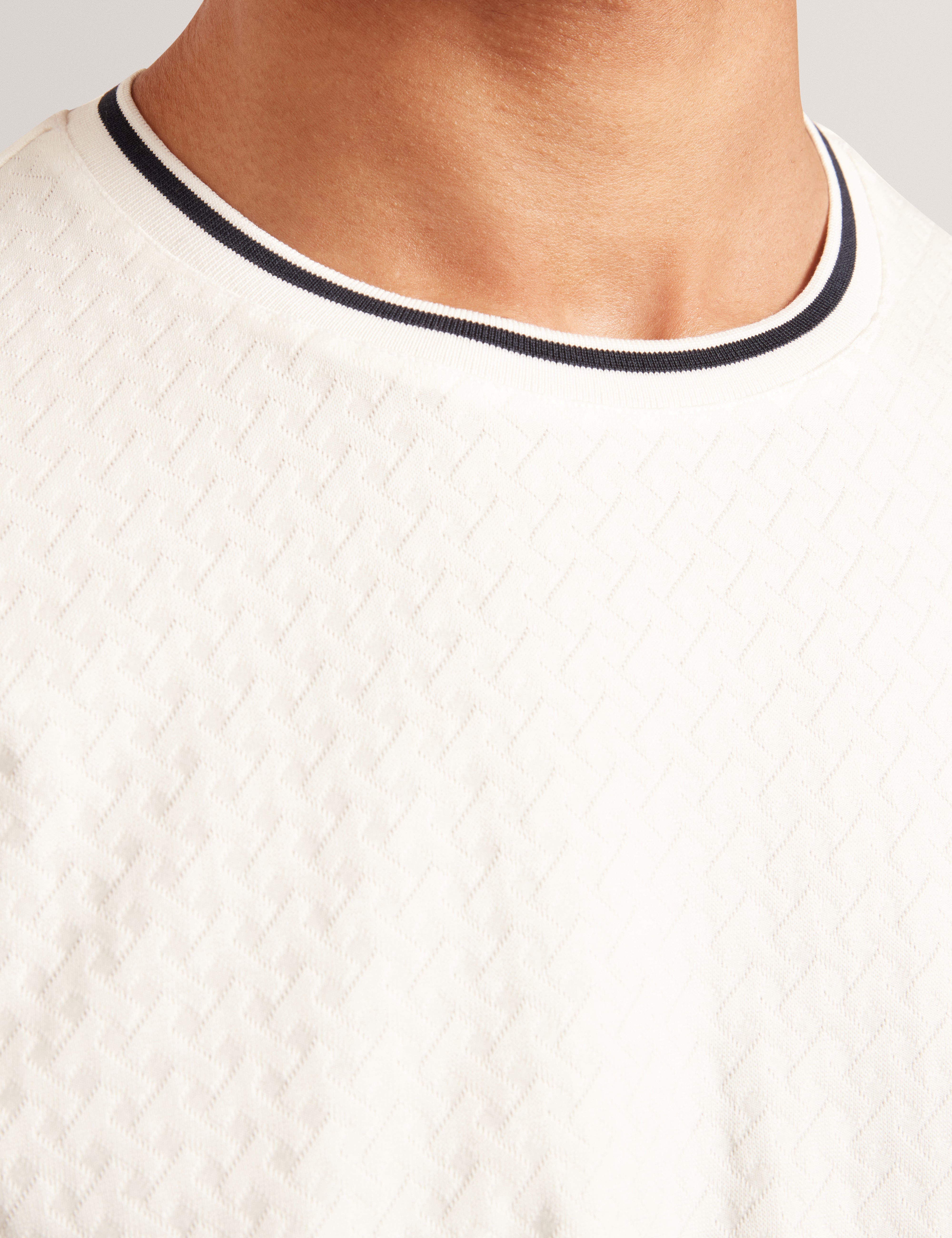 هاجن تيشيرت أبيض بأكمام قصيرة