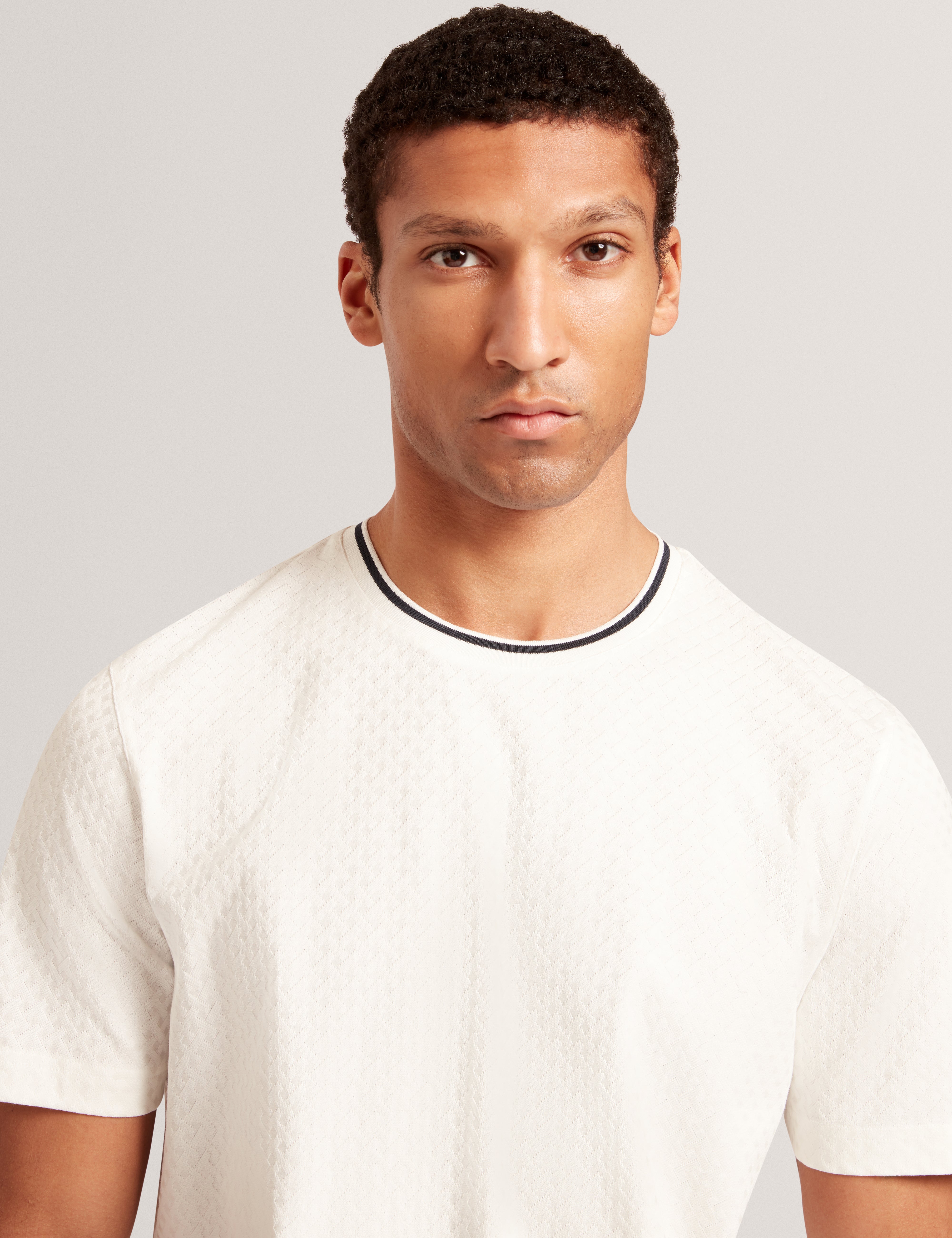 هاجن تيشيرت أبيض بأكمام قصيرة