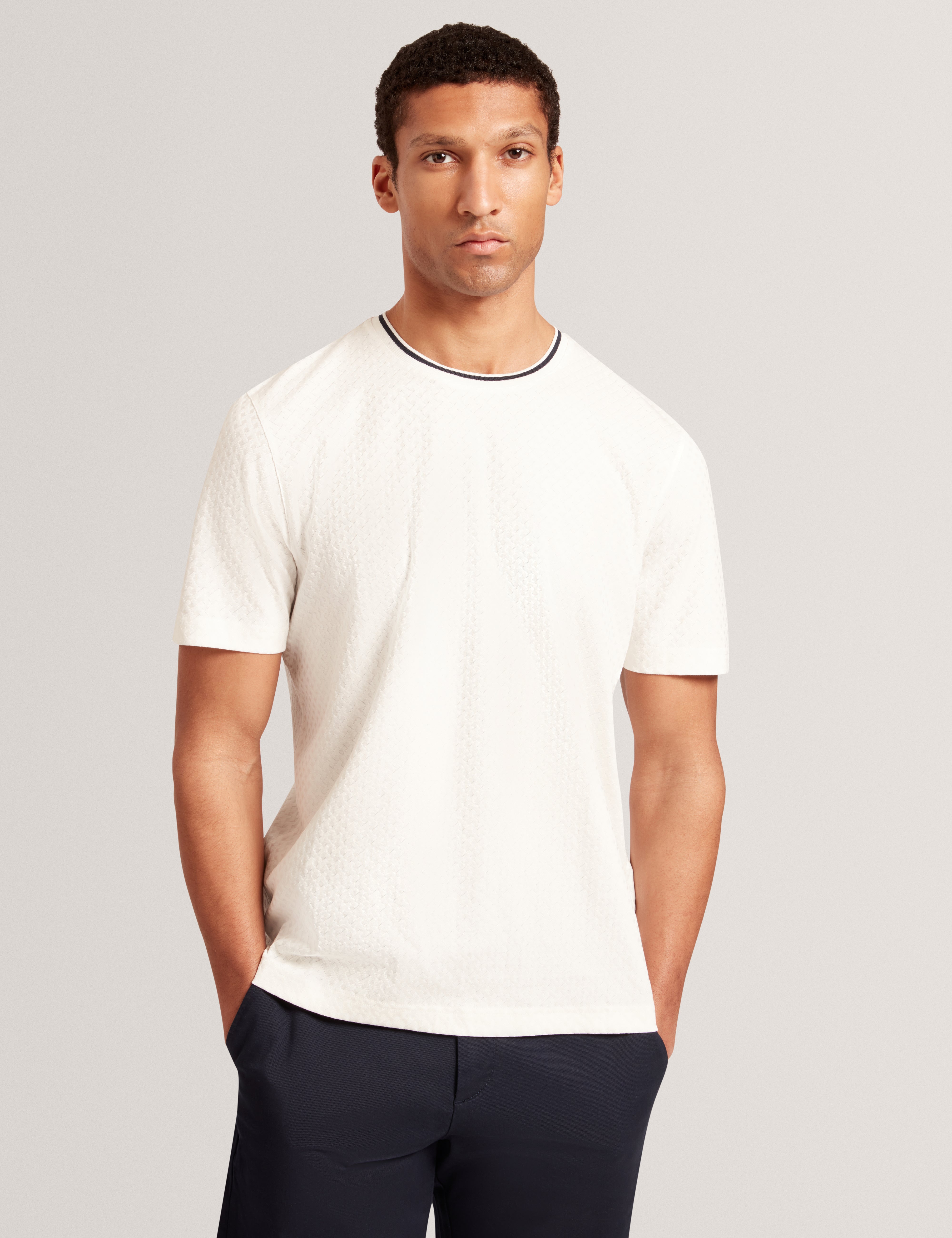 هاجن تيشيرت أبيض بأكمام قصيرة