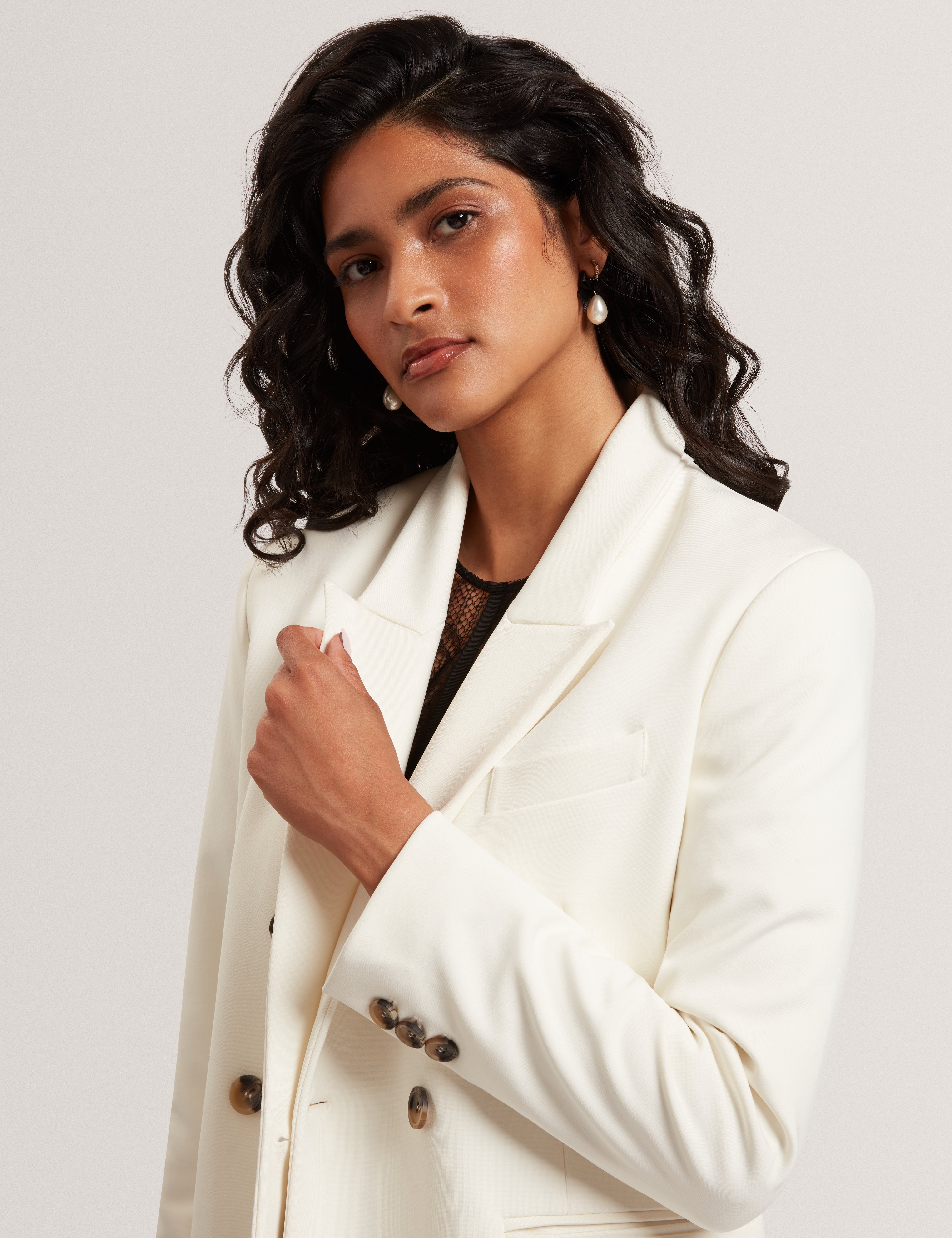 باولين بليزر بصدر مزدوج لون عاجي