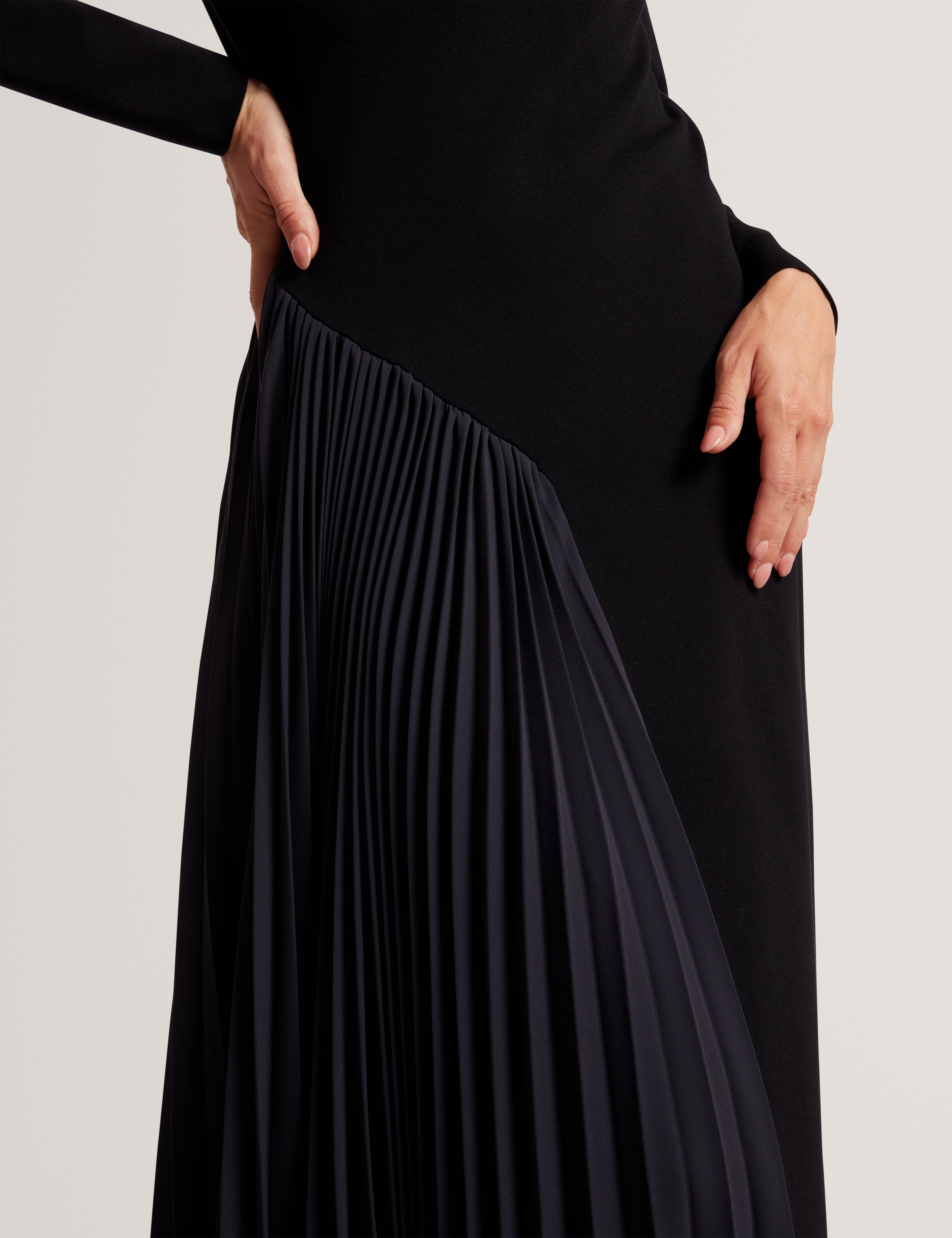 Belviee Long Sleeve Knit Midi Dress With Pleat P Navy